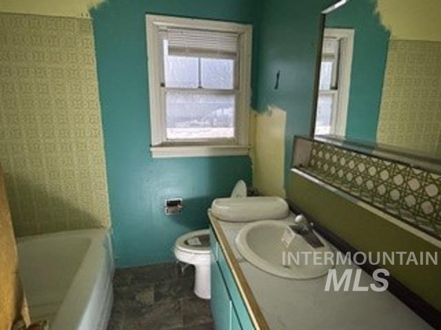 Bathroom with vanity and washtub / shower combination