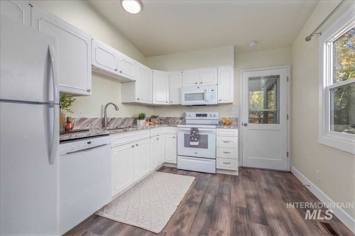 1147 S Abbey Circle, Boise, Idaho 83705, 2 Bedrooms, 2 Bathrooms, Residential For Sale, Price $345,900, 98966281