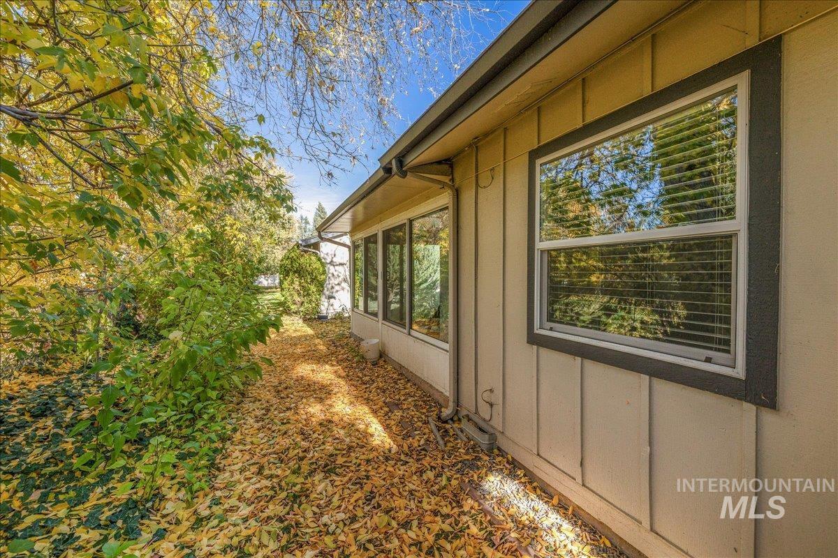 1147 S Abbey Circle, Boise, Idaho 83705, 2 Bedrooms, 2 Bathrooms, Residential For Sale, Price $345,900, 98966281