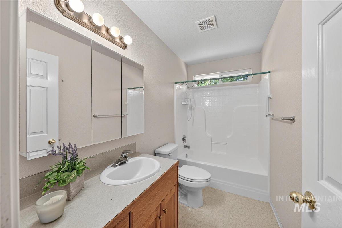 1623 Thorn Creek Ct, Nampa, Idaho 83686, 4 Bedrooms, 2 Bathrooms, Residential For Sale, Price $445,000, 98966298