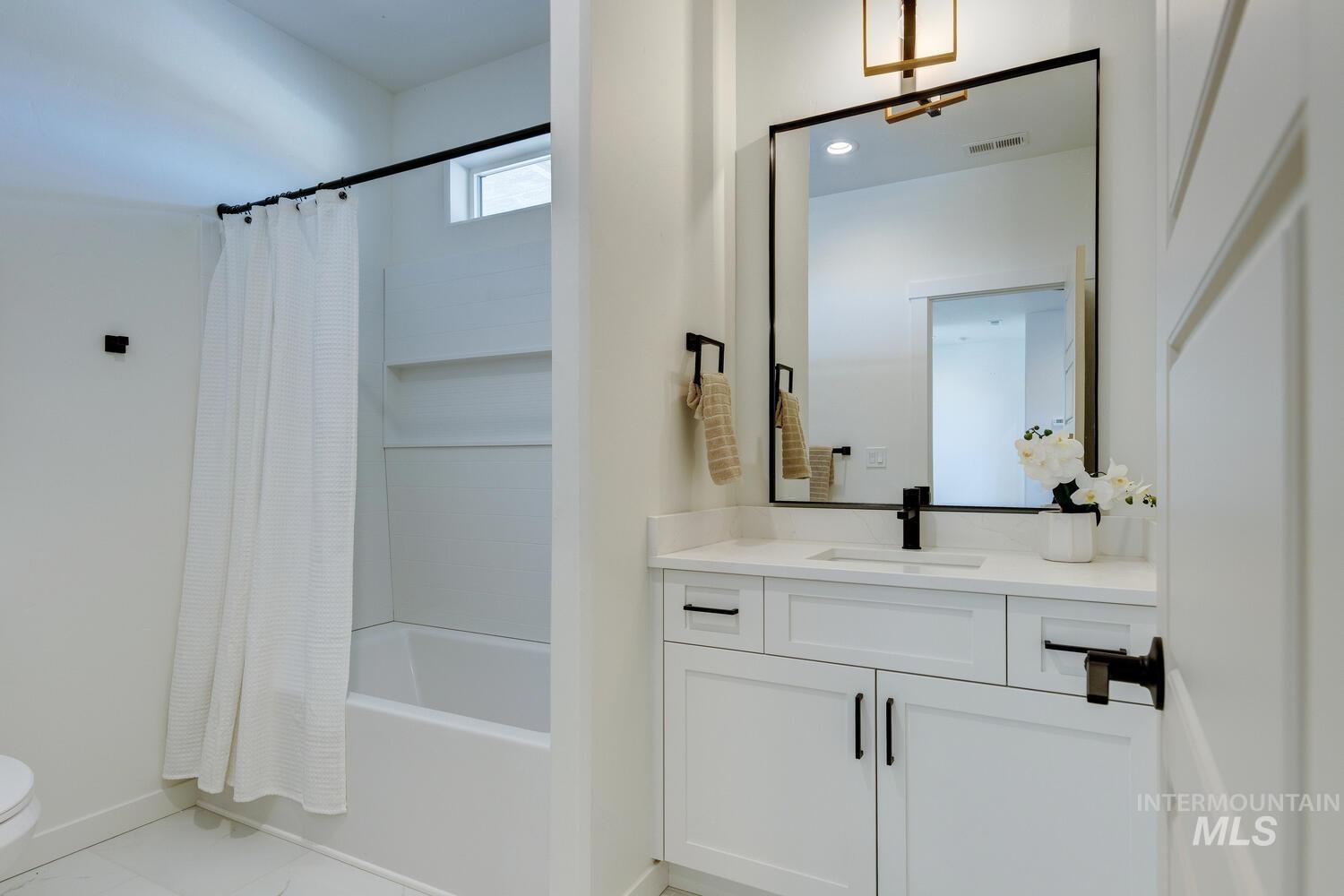 3827 W Stone House Ln, Eagle, Idaho 83616, 3 Bedrooms, 2.5 Bathrooms, Residential For Sale, Price $559,900, 98966309