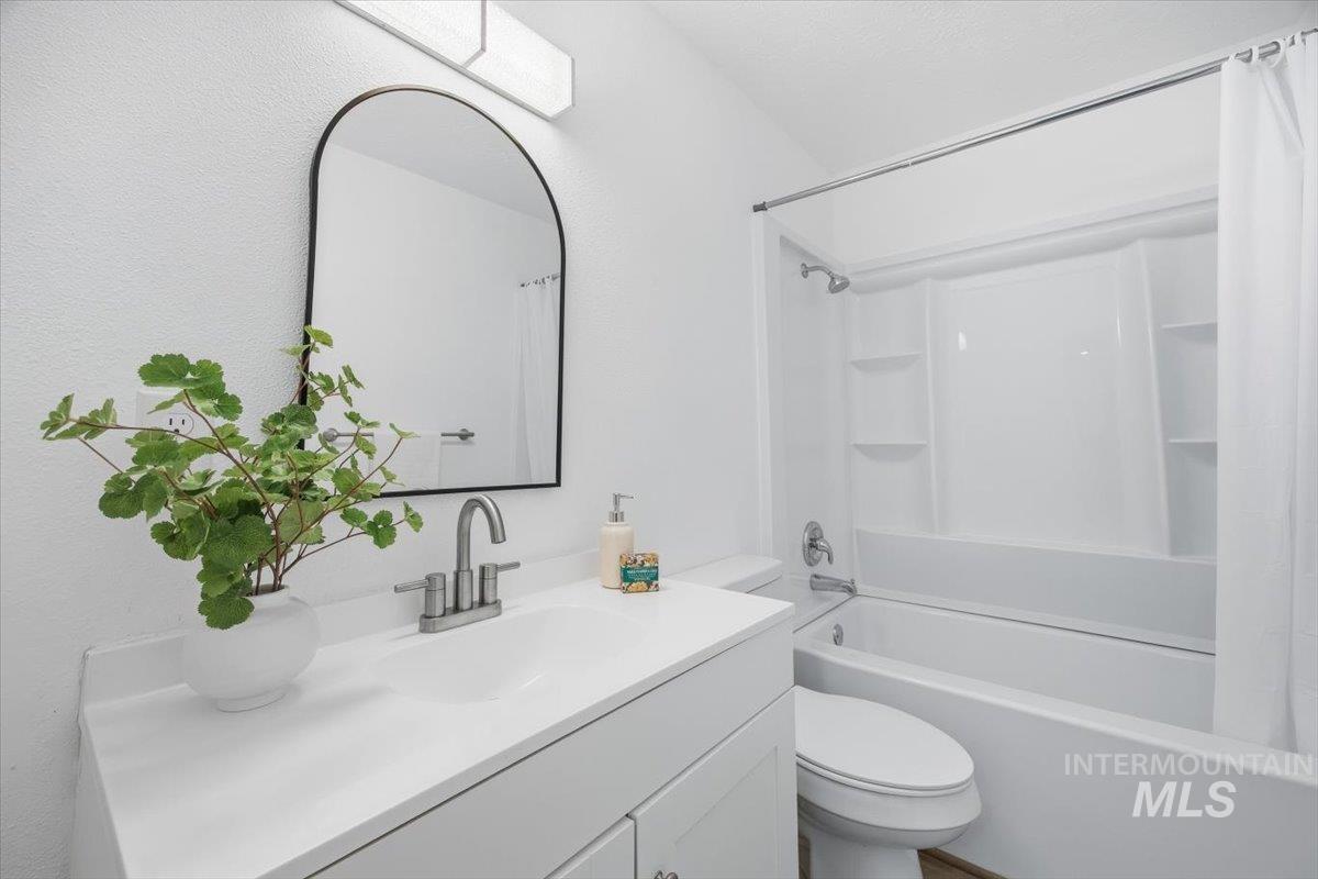 Full bath with shower / tub combo and vanity