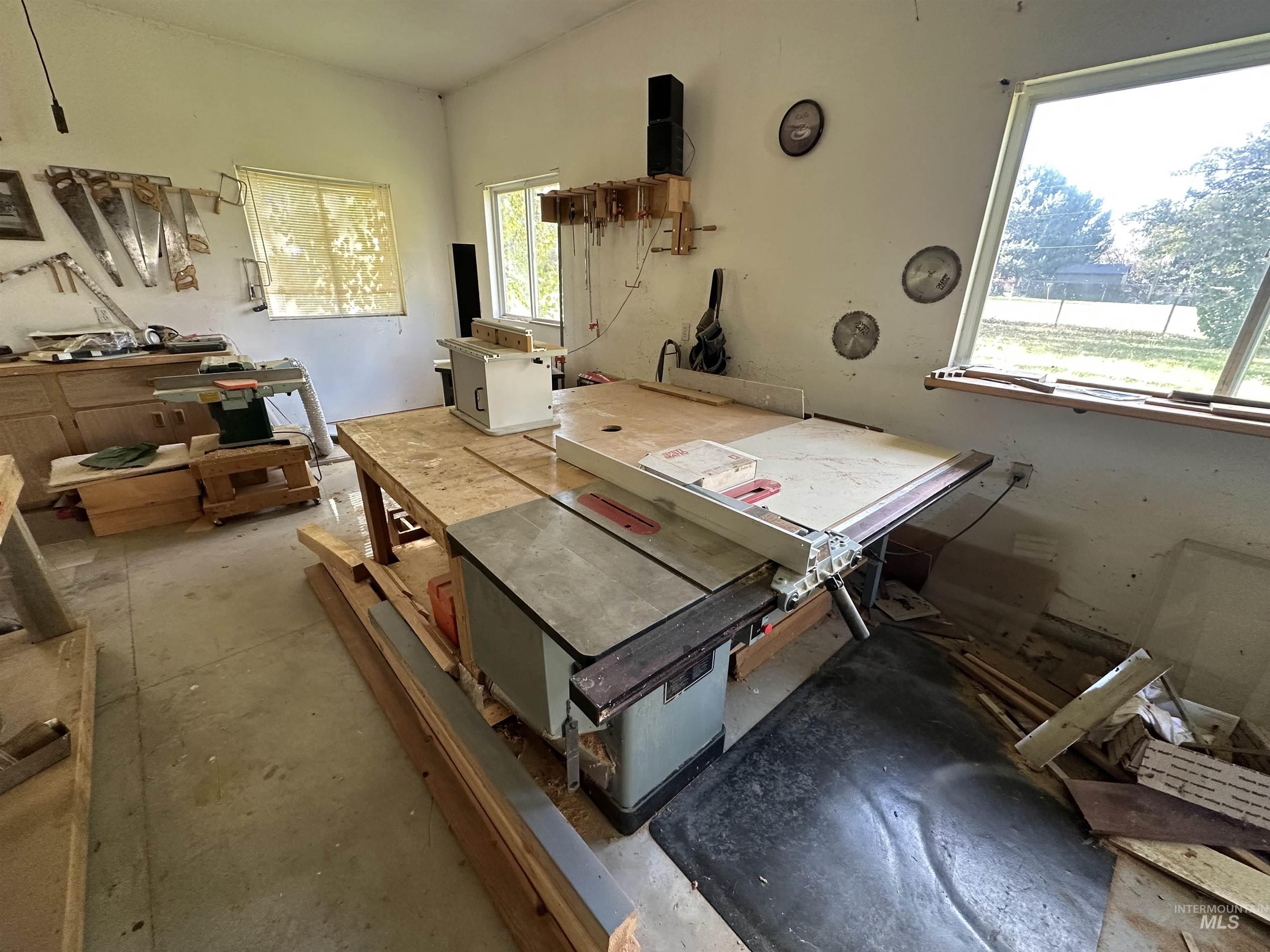 Miscellaneous room with a workshop area