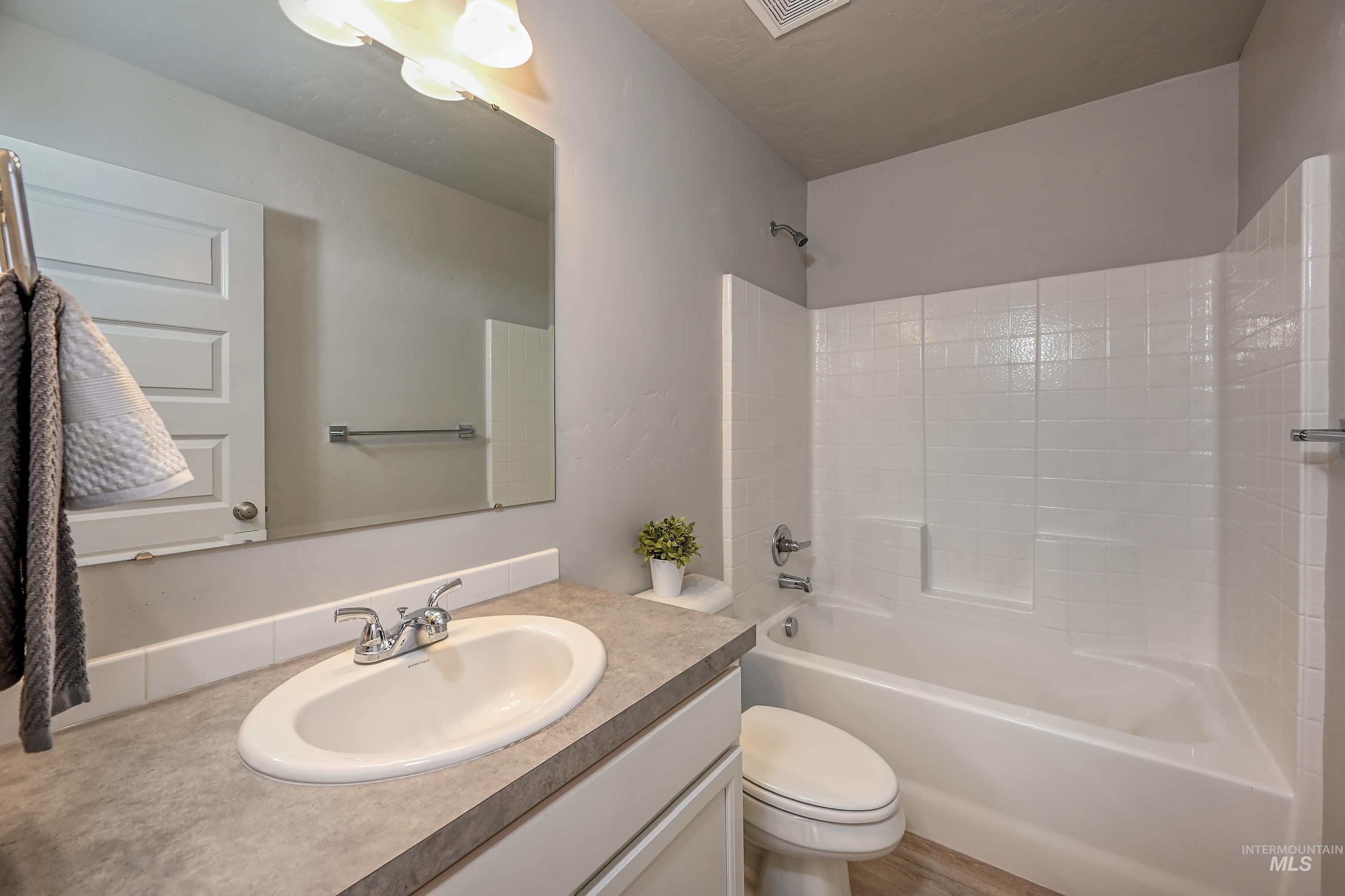 5160 W Lesina St, Meridian, Idaho 83646, 3 Bedrooms, 2 Bathrooms, Residential For Sale, Price $435,000, 98966433