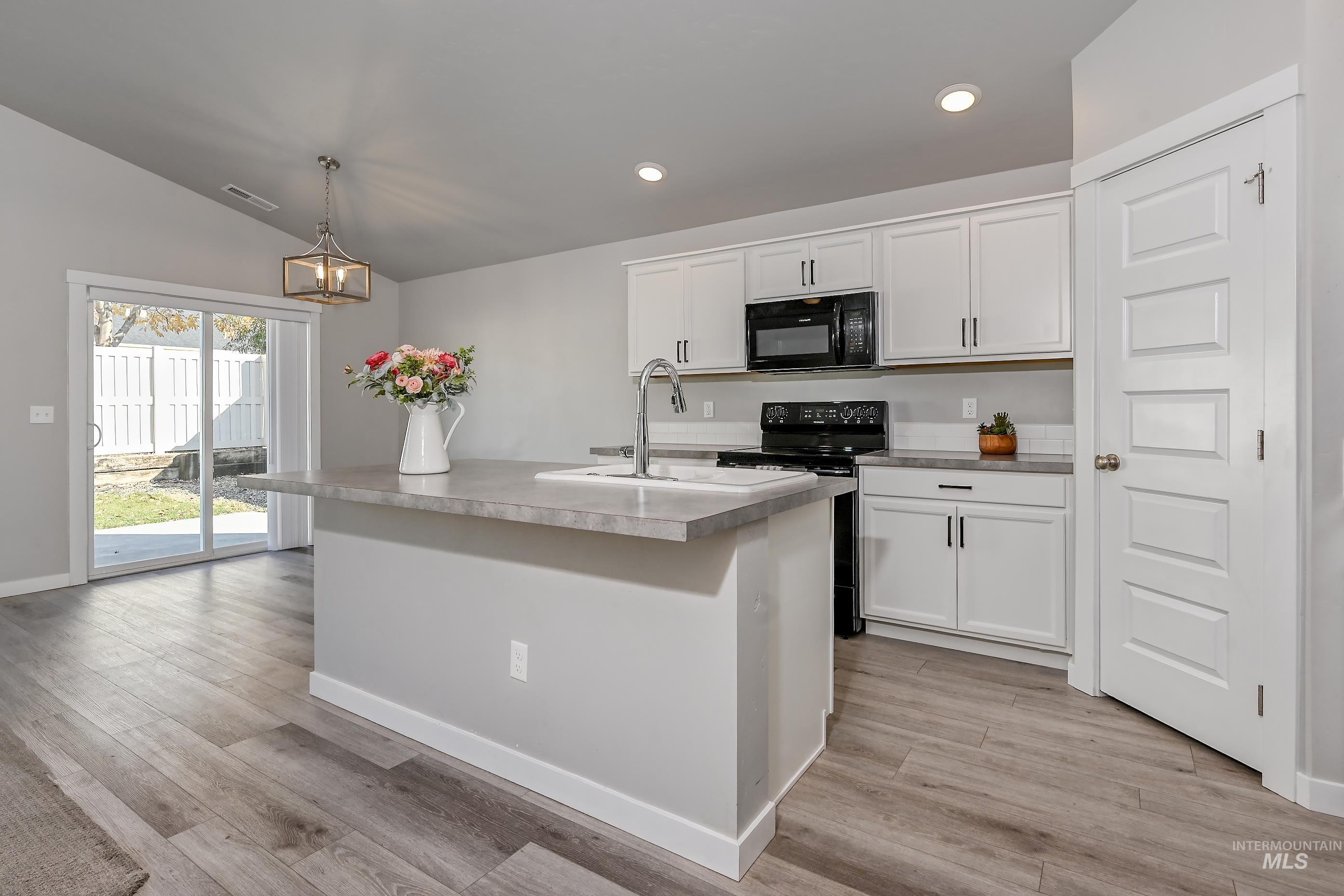 5160 W Lesina St, Meridian, Idaho 83646, 3 Bedrooms, 2 Bathrooms, Residential For Sale, Price $435,000, 98966433