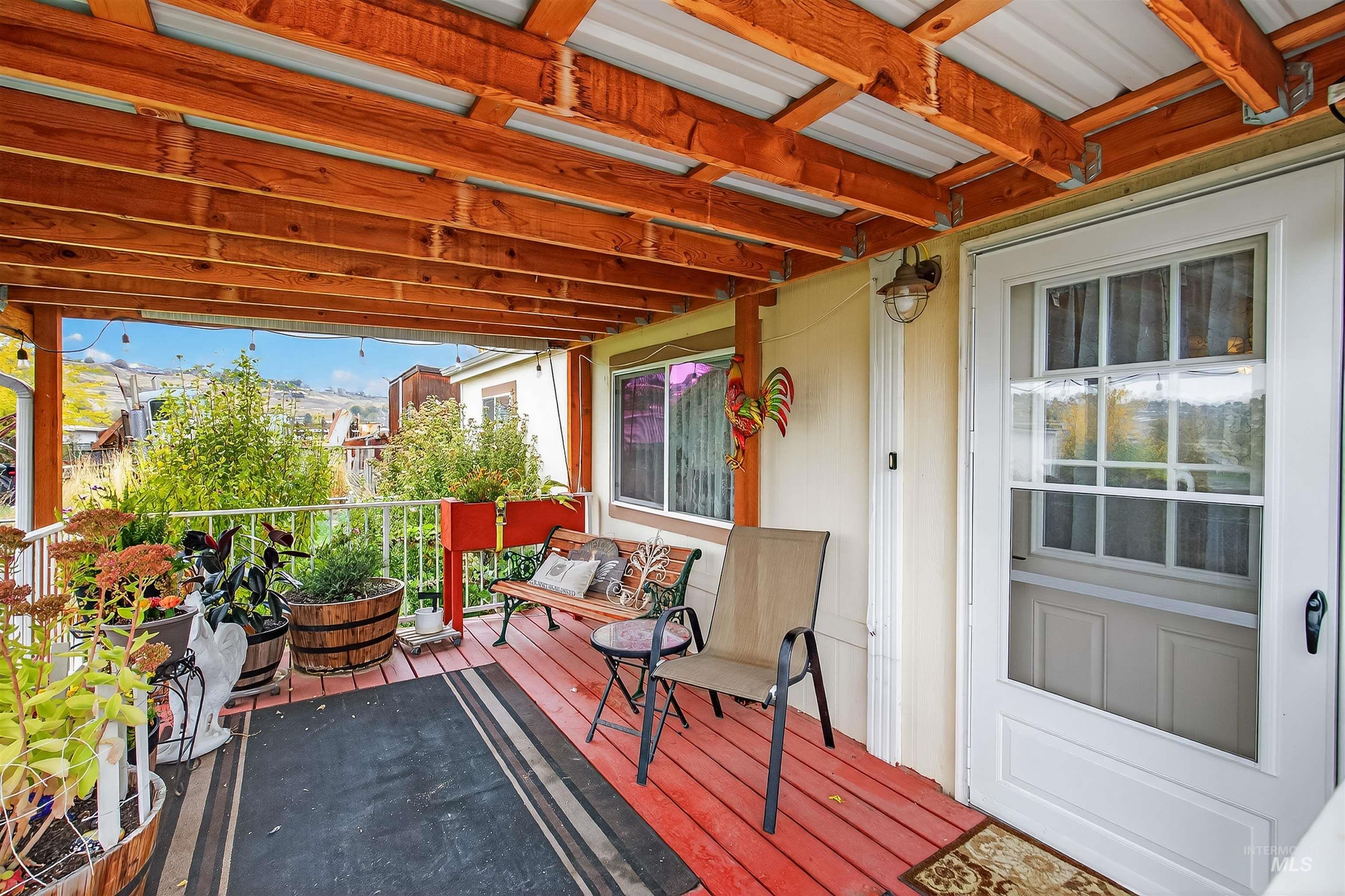 Sunroom / solarium featuring a wooden deck