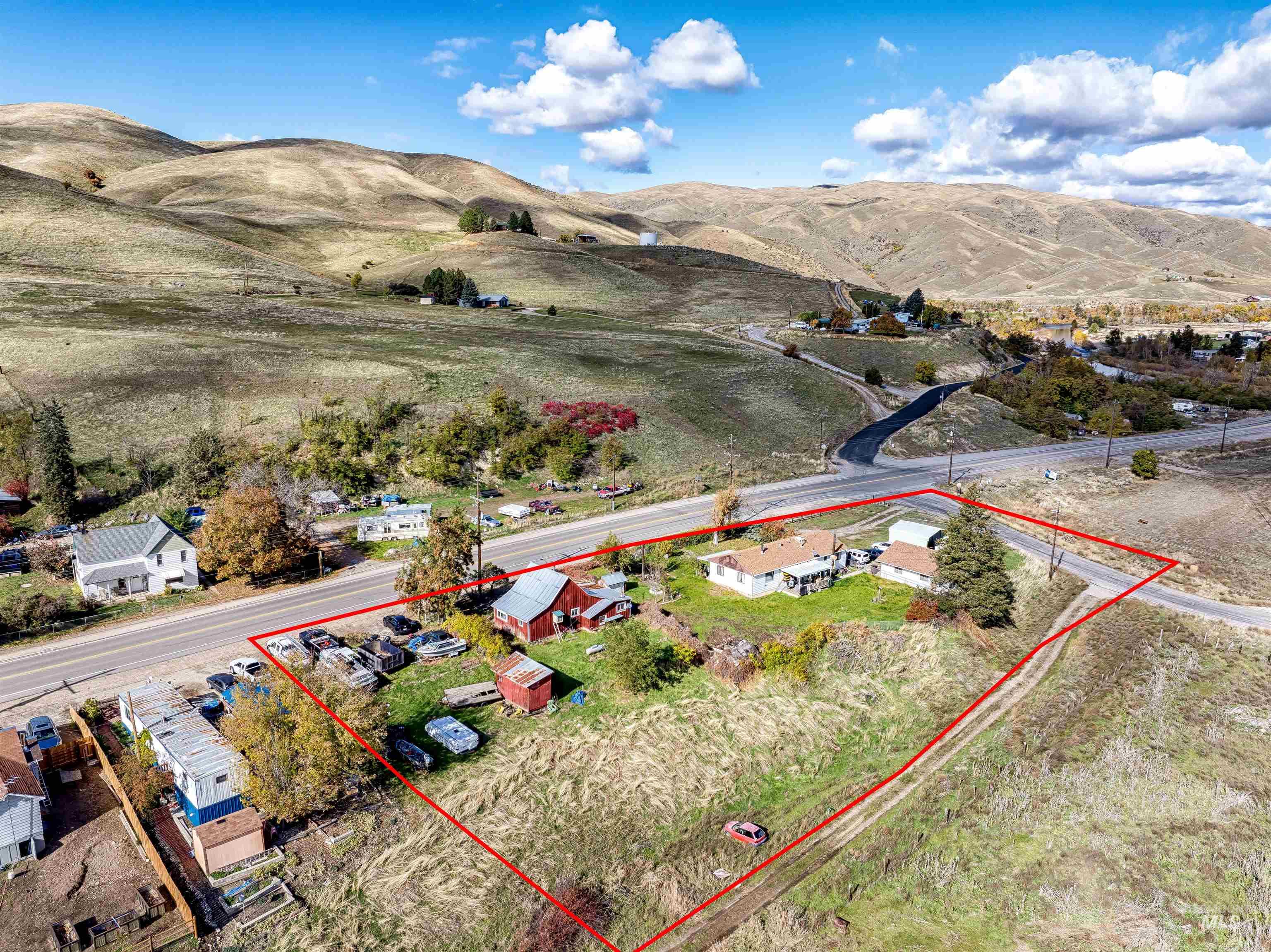 Aerial view of property and surrounding area with property boundaries highlighted and mountains