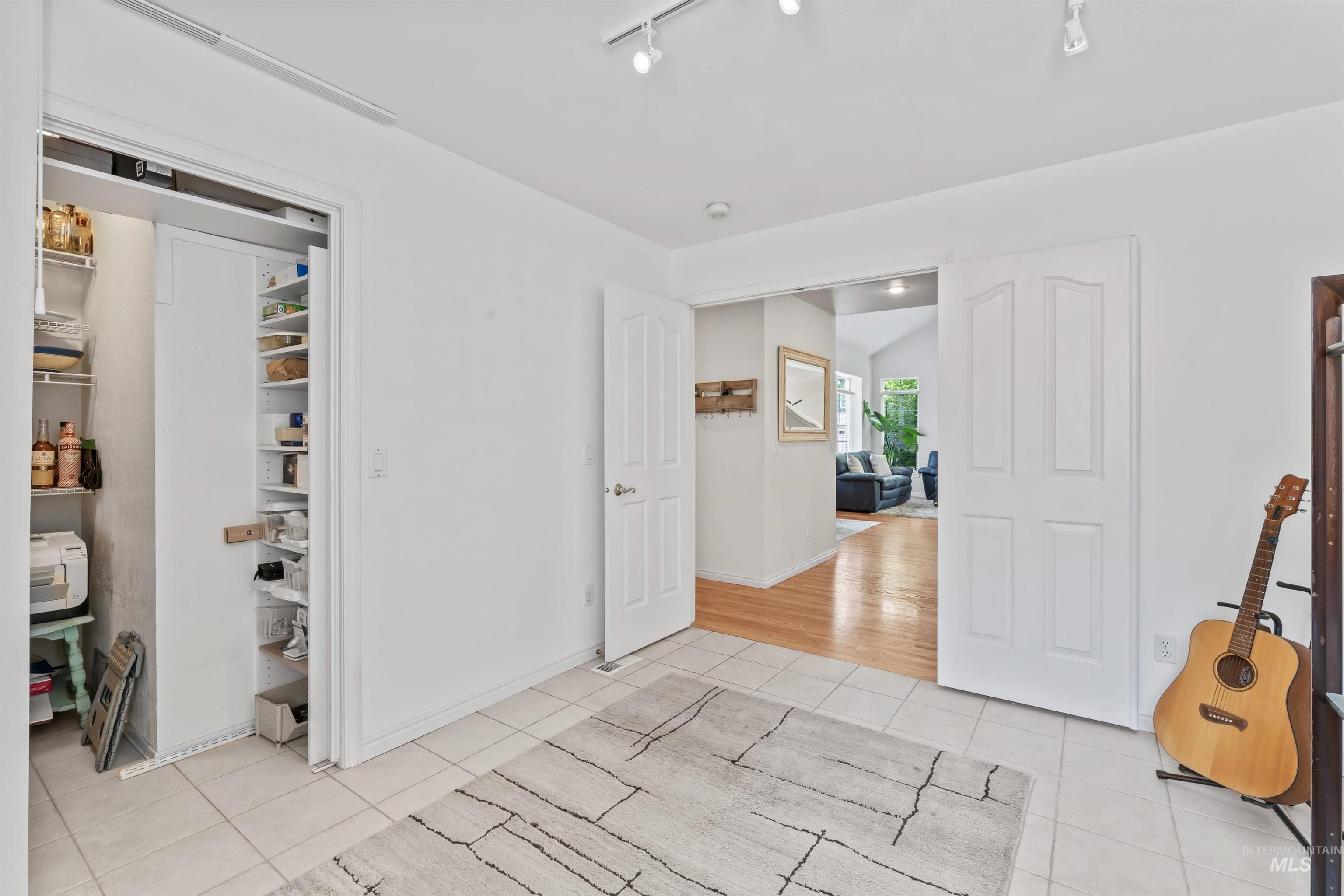 8007 W Scardale Ct., Boise, Idaho 83704, 6 Bedrooms, 4 Bathrooms, Residential For Sale, Price $895,000, 98966506