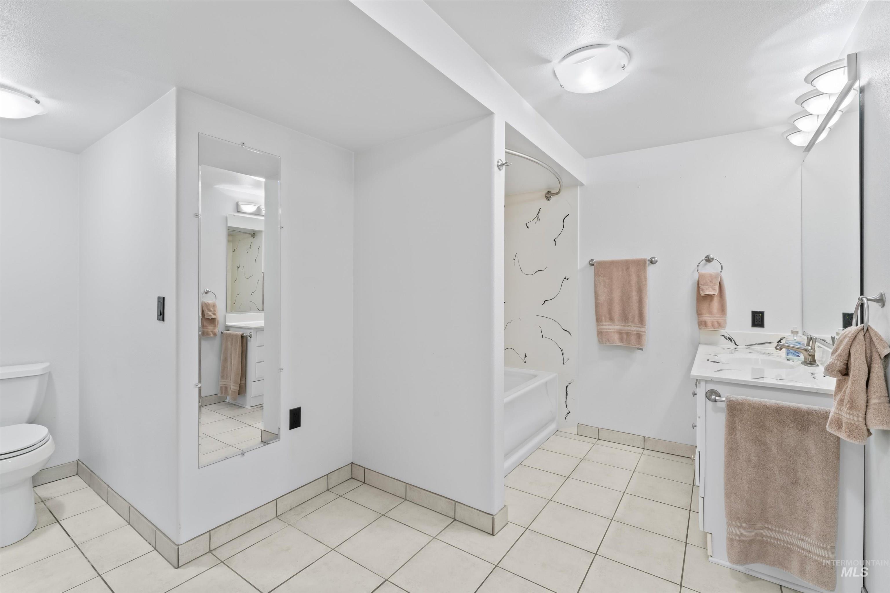 8007 W Scardale Ct., Boise, Idaho 83704, 6 Bedrooms, 4 Bathrooms, Residential For Sale, Price $895,000, 98966506