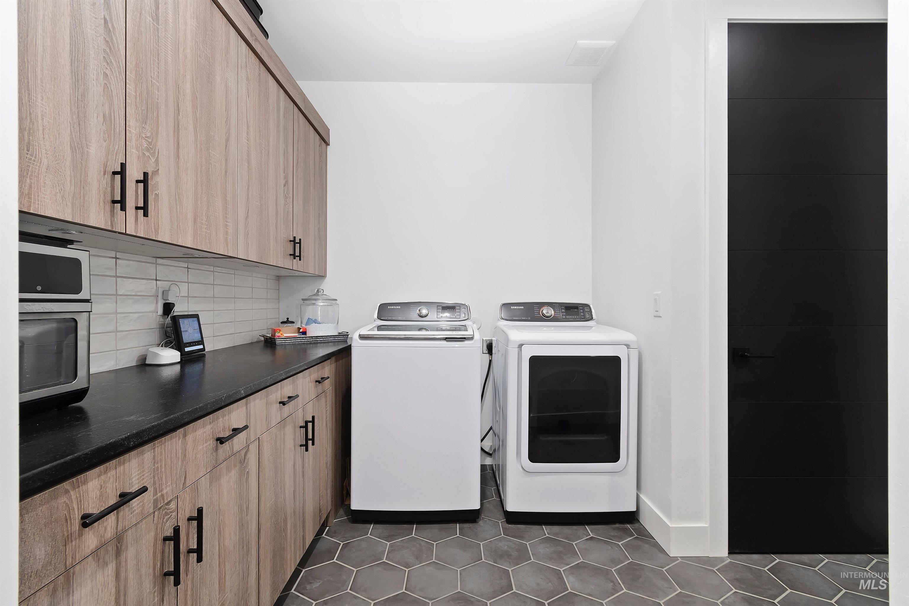 13322 Vili Rd, McCall, Idaho 83638, 3 Bedrooms, 3 Bathrooms, Residential For Sale, Price $1,250,000, 98966552