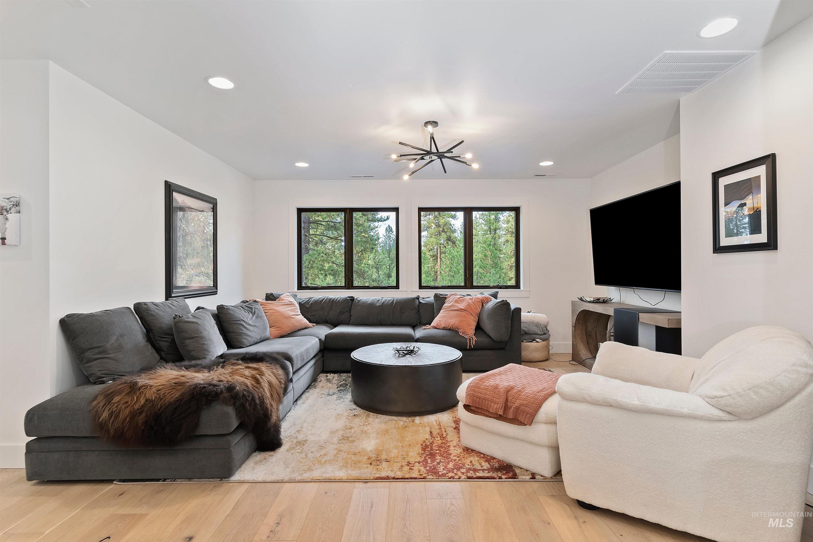 13322 Vili Rd, McCall, Idaho 83638, 3 Bedrooms, 3 Bathrooms, Residential For Sale, Price $1,250,000, 98966552