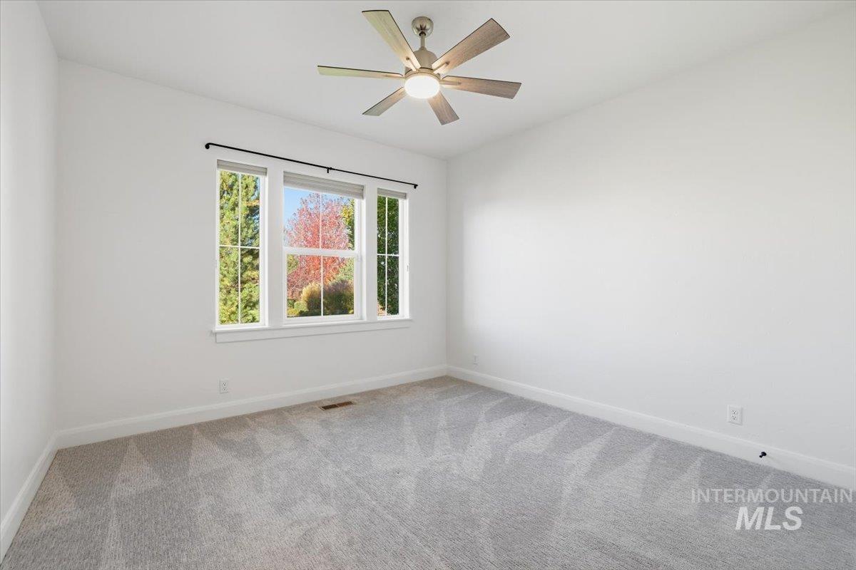 Unfurnished room with carpet and ceiling fan