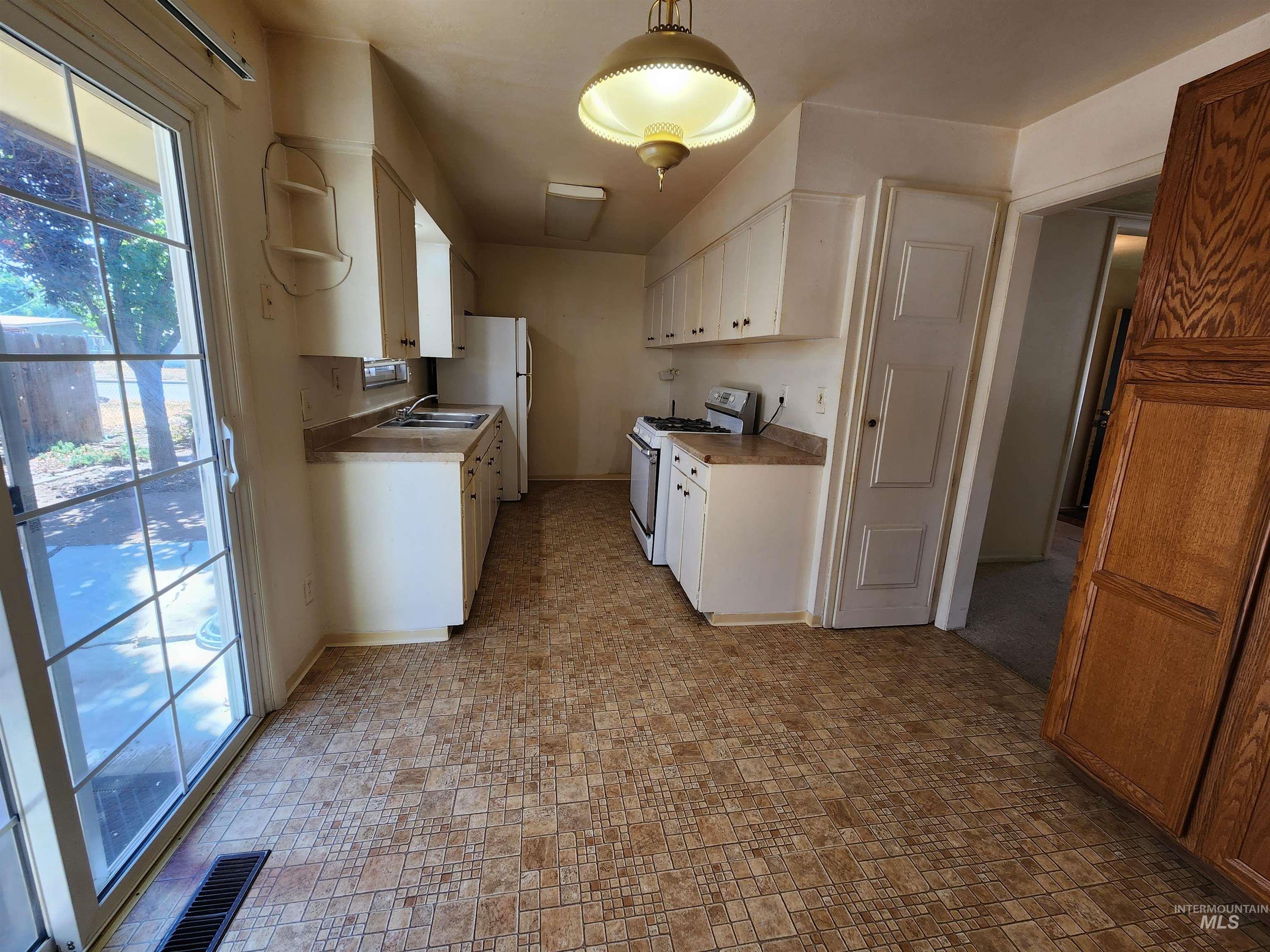 1540 N 10th E, Mountain Home, Idaho 83647-1826, 3 Bedrooms, 1 Bathroom, Residential For Sale, Price $240,000, 98966576