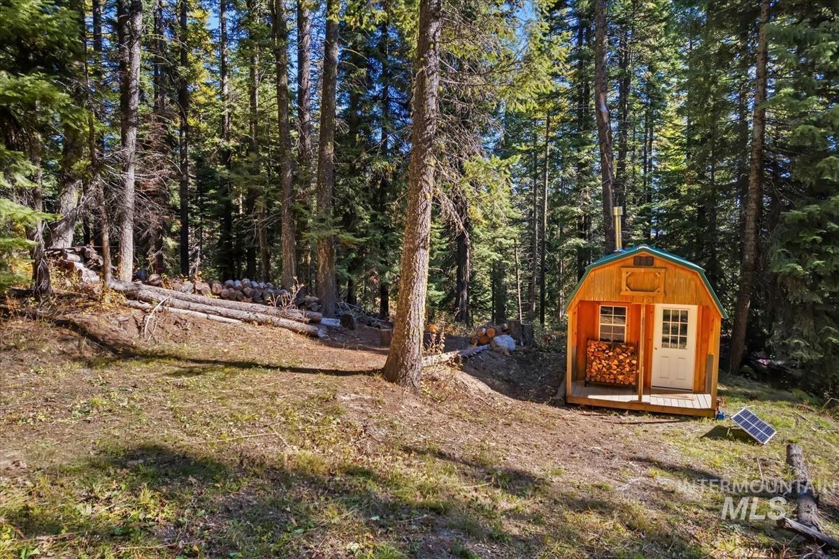 View of yard featuring a storage shed
