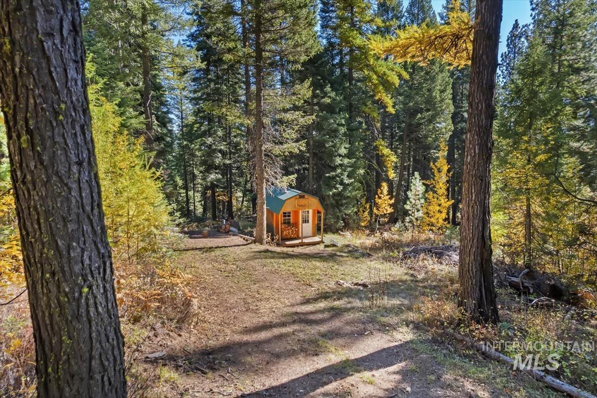 View of yard featuring an outdoor structure
