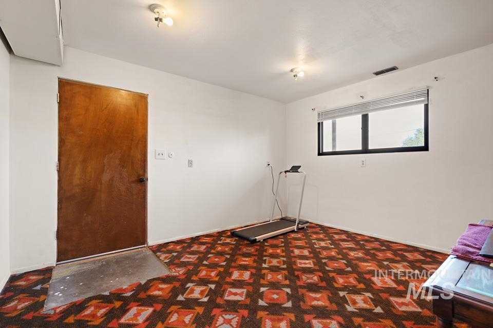 Misc room featuring baseboards