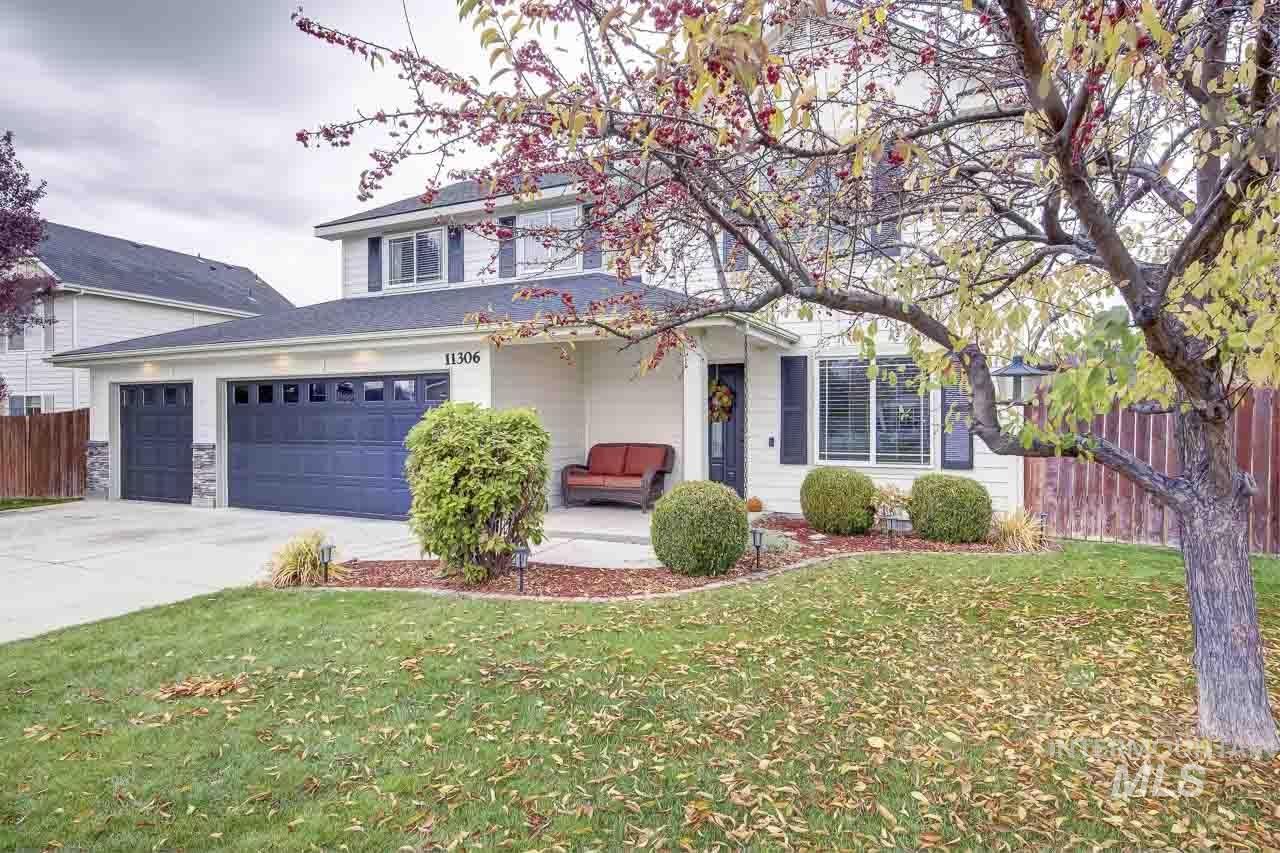 Traditional-style house with driveway and covered porch