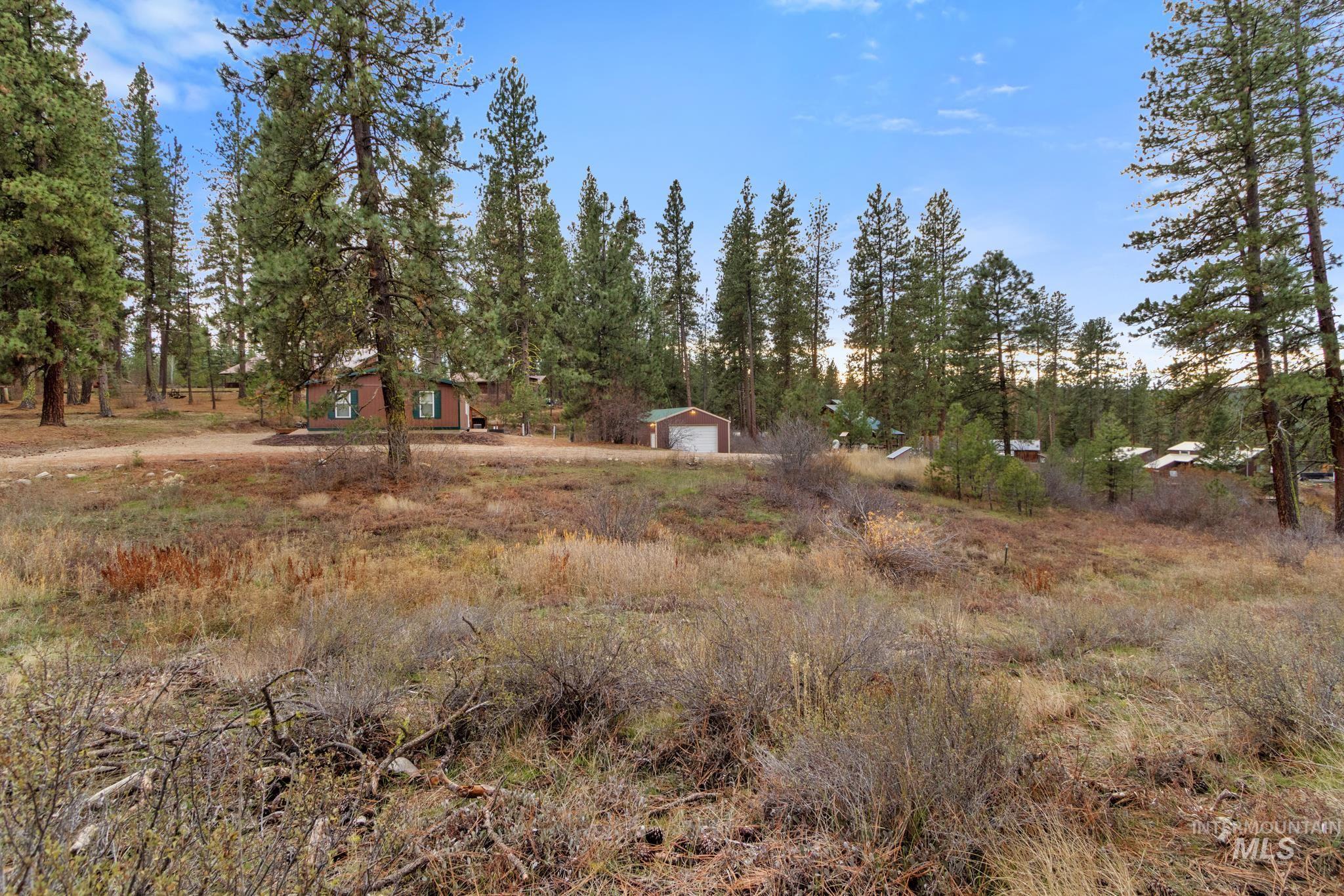 View of yard featuring an outbuilding
