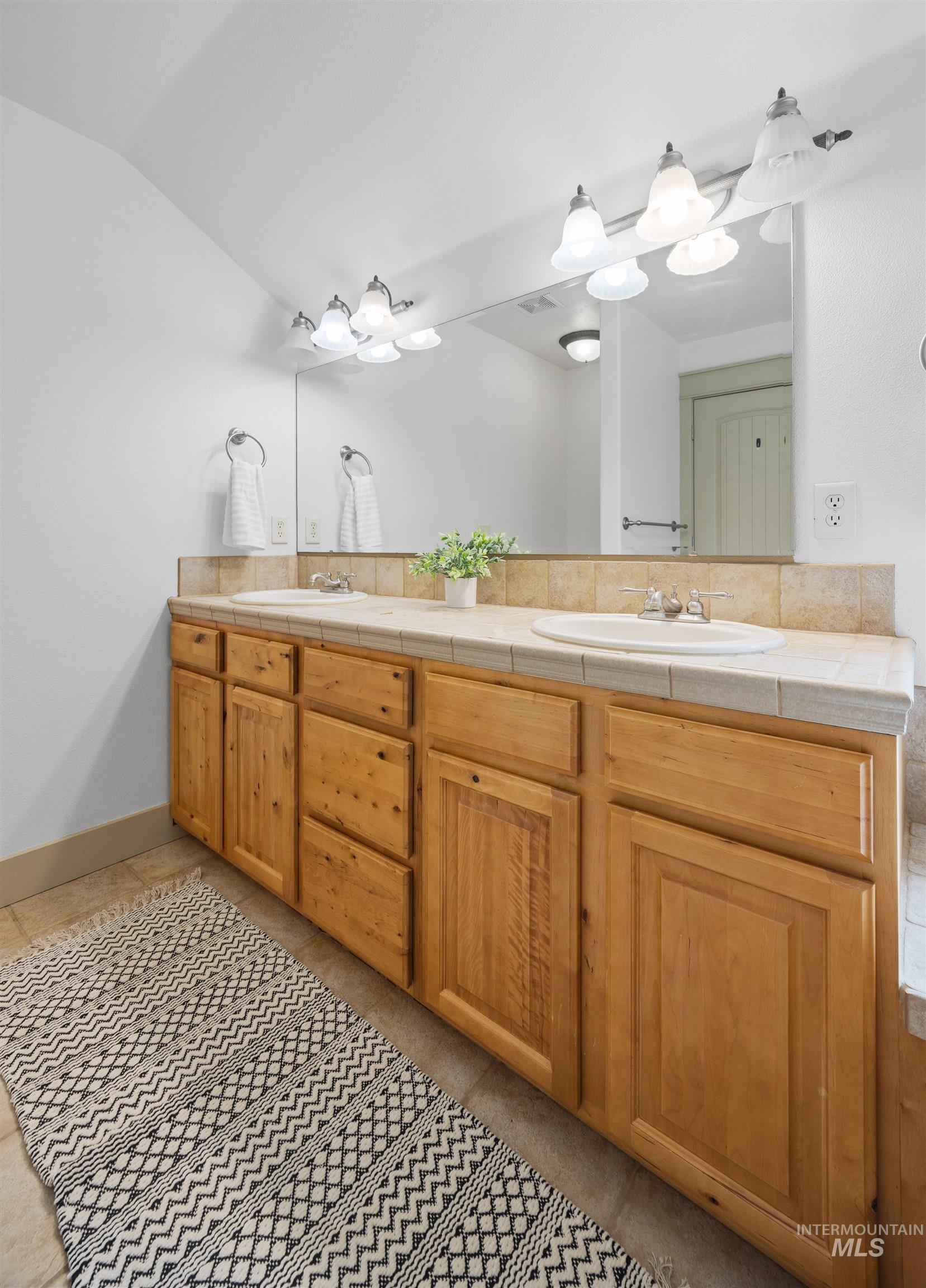 2515 N 21st St, Boise, Idaho 83702, 3 Bedrooms, 3 Bathrooms, Residential For Sale, Price $599,000, 98966678