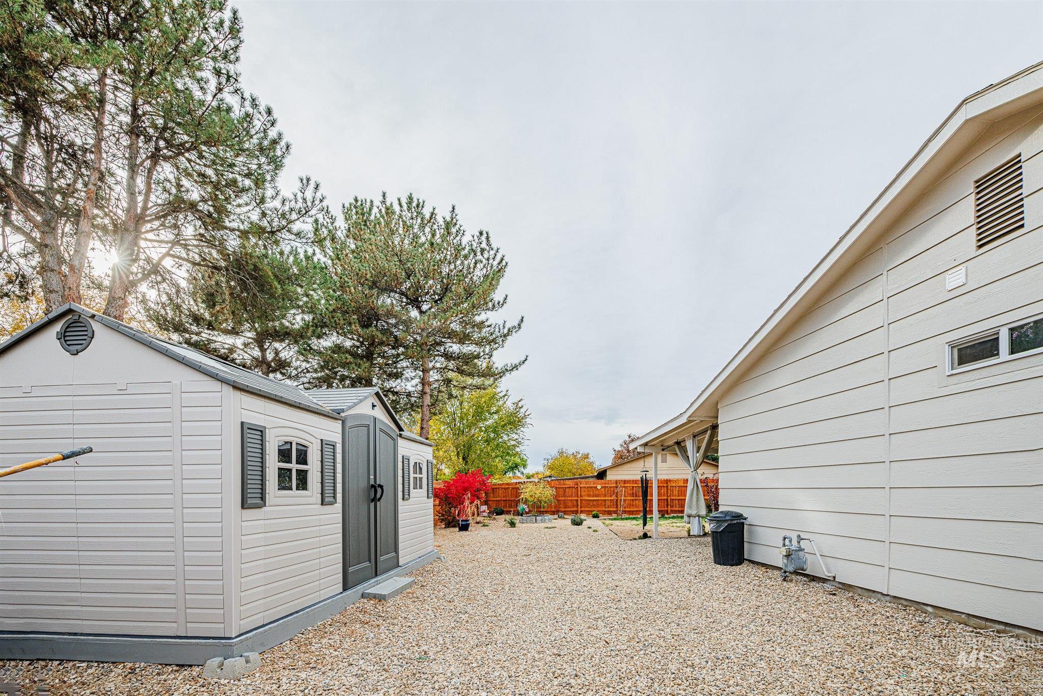 View of yard featuring a shed