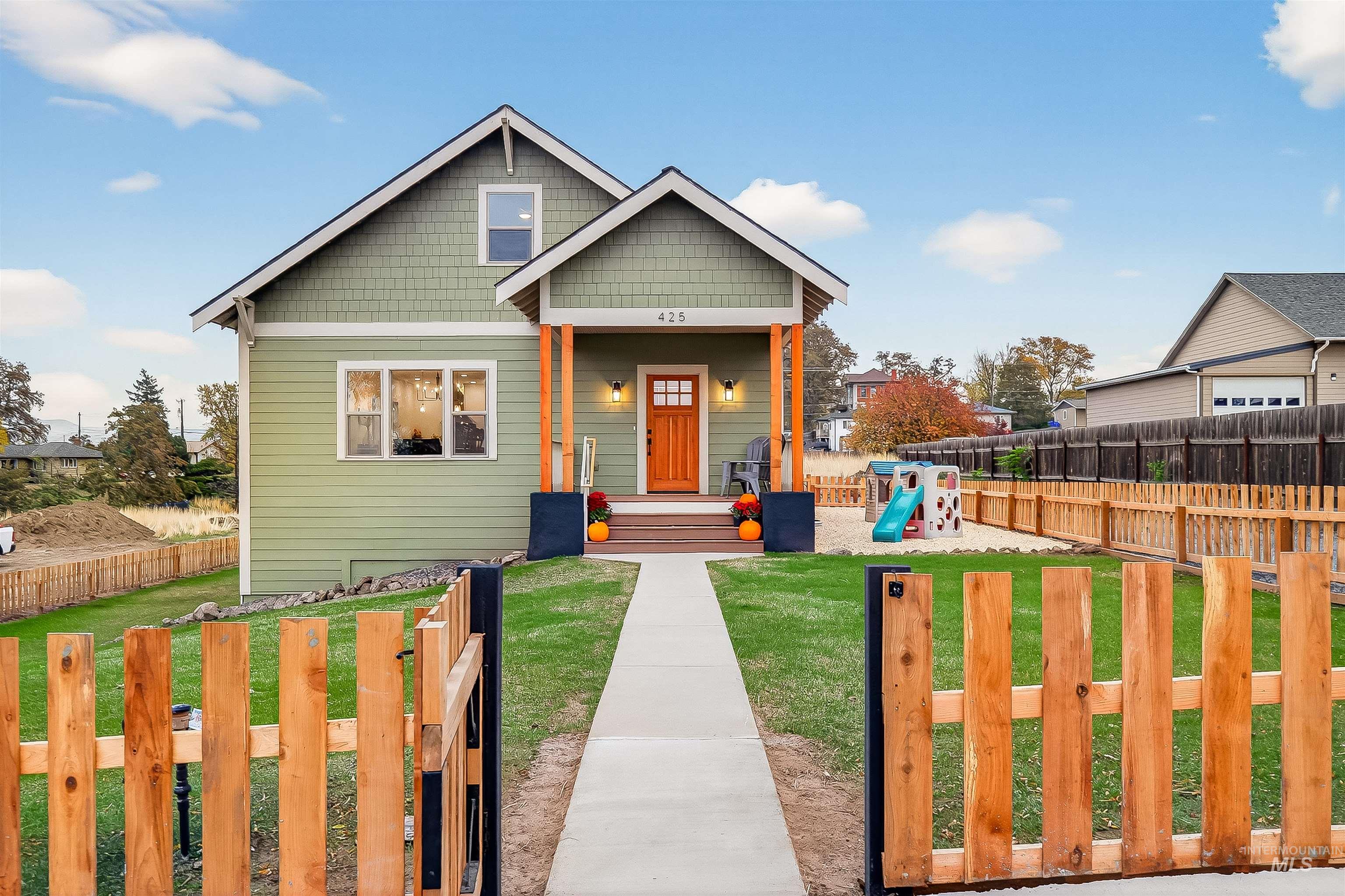 425 27th St, Lewiston, Idaho 83501, 5 Bedrooms, 4 Bathrooms, Residential For Sale, Price $629,000, 98966712