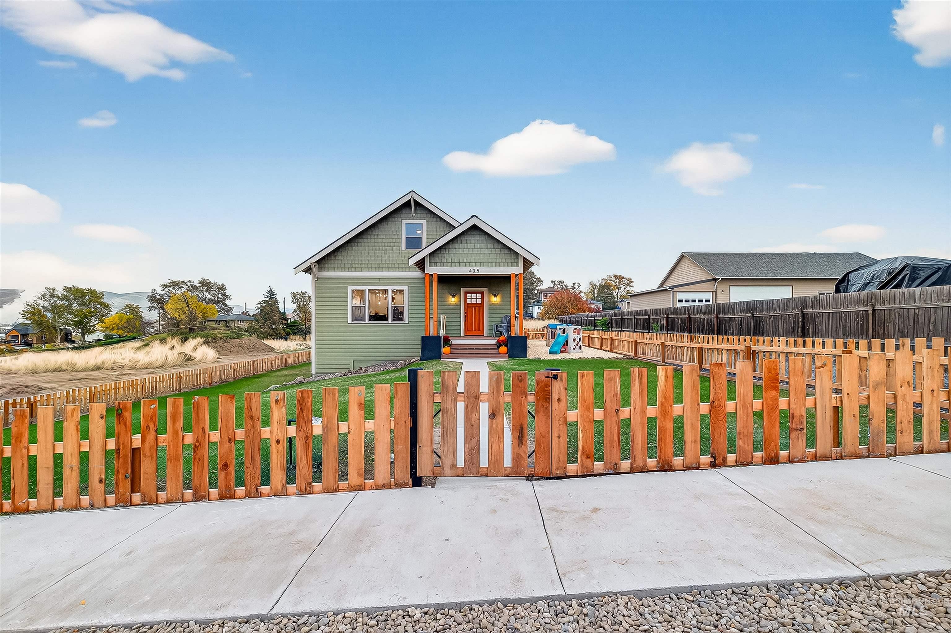 425 27th St, Lewiston, Idaho 83501, 5 Bedrooms, 4 Bathrooms, Residential For Sale, Price $629,000, 98966712