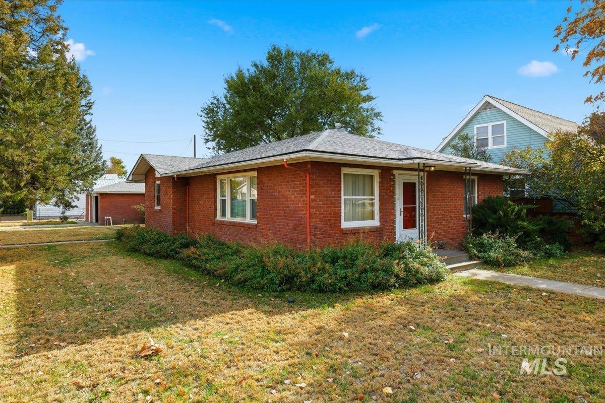 610 SW 5th St, Ontario, Oregon 97914-3415, 2 Bedrooms, 1.5 Bathrooms, Residential For Sale, Price $224,900, 98966716