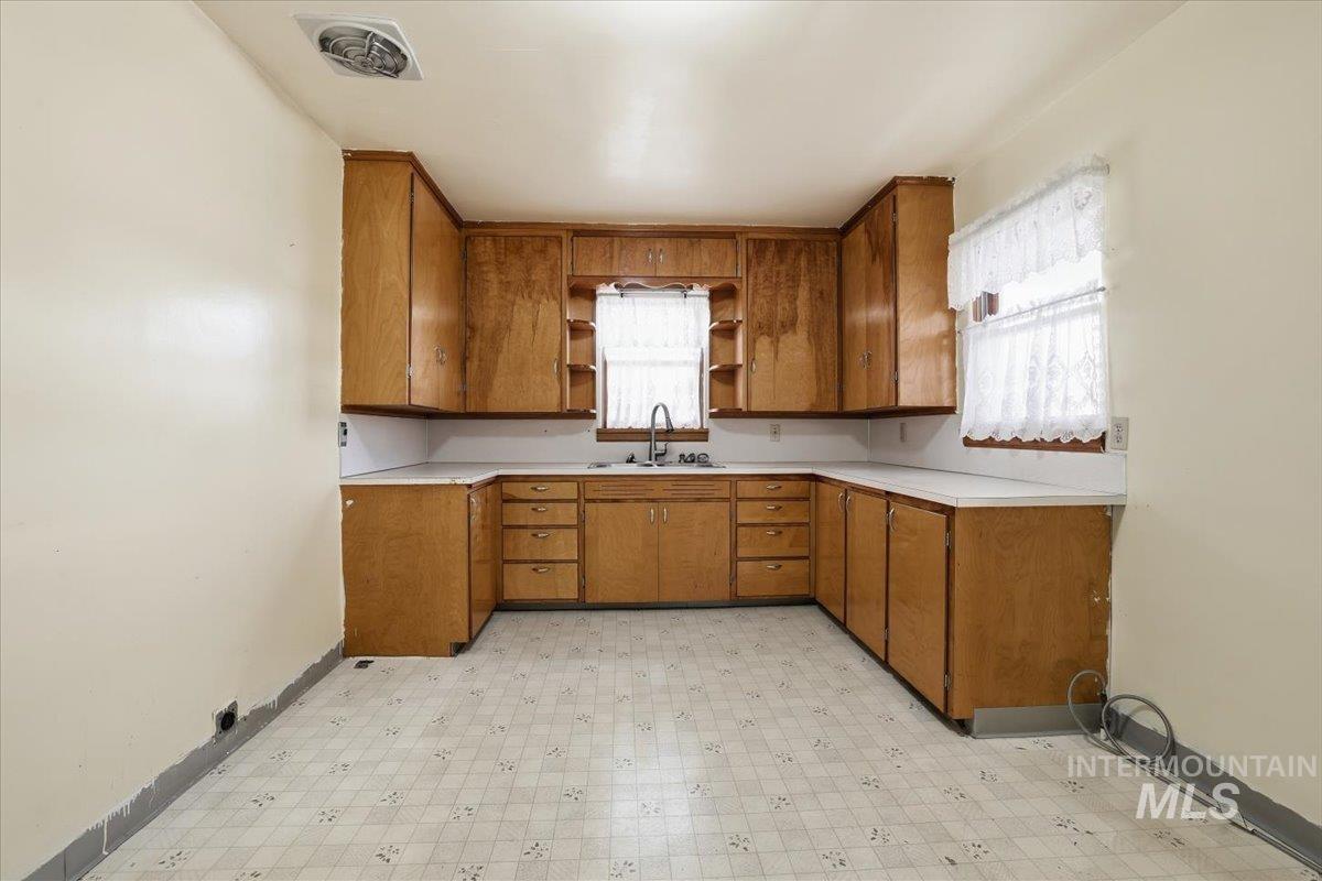 610 SW 5th St, Ontario, Oregon 97914-3415, 2 Bedrooms, 1.5 Bathrooms, Residential For Sale, Price $224,900, 98966716