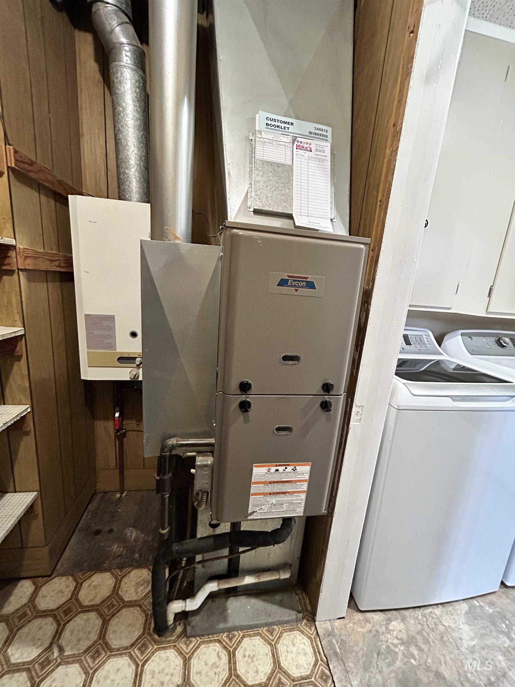 Utility room with washer / dryer and heating unit