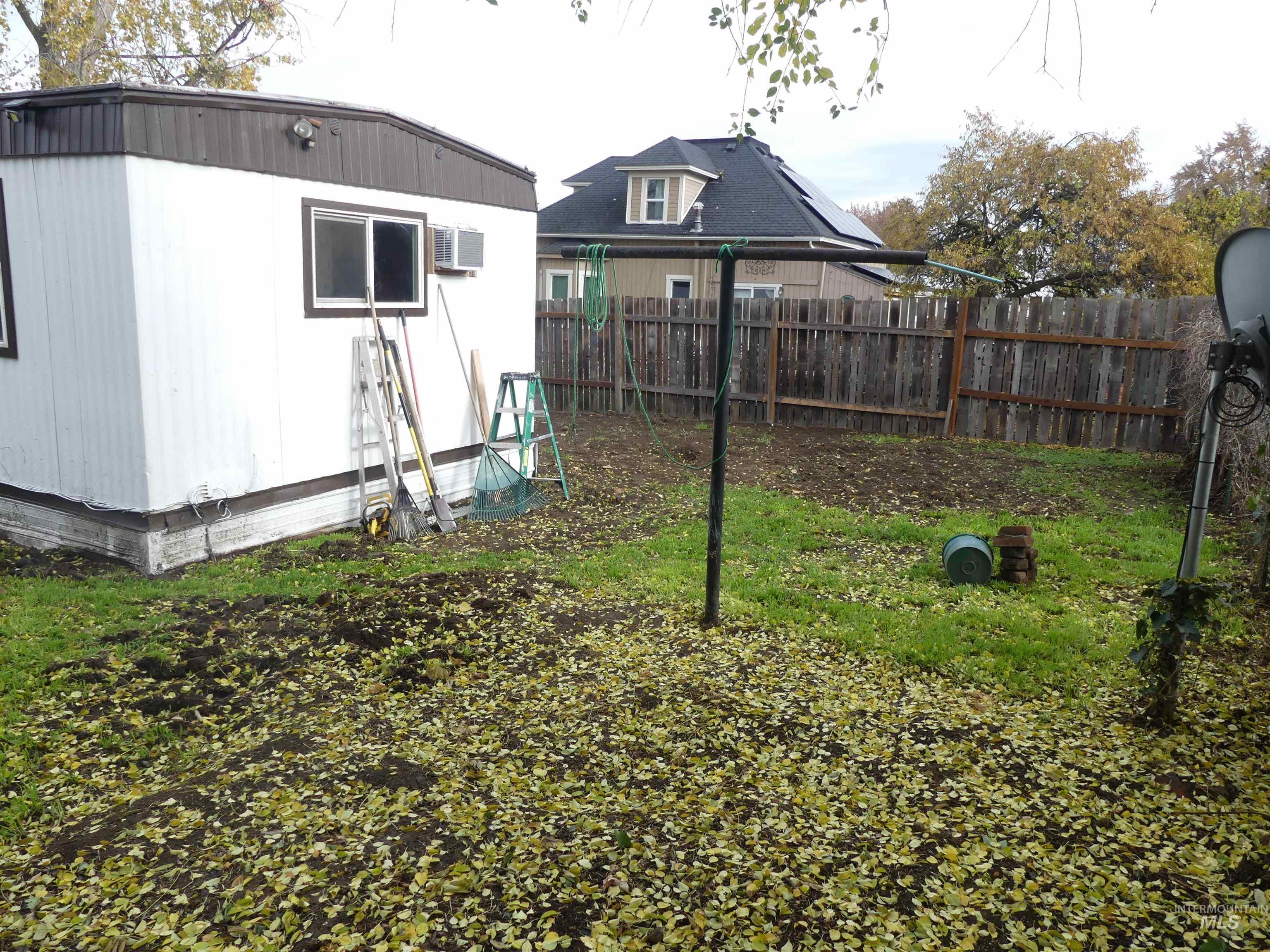 View of yard featuring an outdoor structure