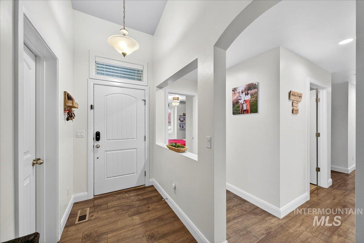 5330 W Los Flores St, Meridian, Idaho 83646-7111, 4 Bedrooms, 2 Bathrooms, Residential For Sale, Price $459,000, 98966736