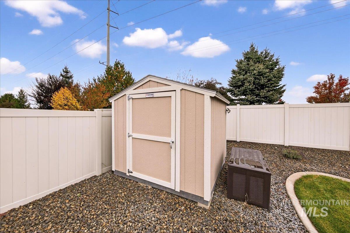 5330 W Los Flores St, Meridian, Idaho 83646-7111, 4 Bedrooms, 2 Bathrooms, Residential For Sale, Price $459,000, 98966736