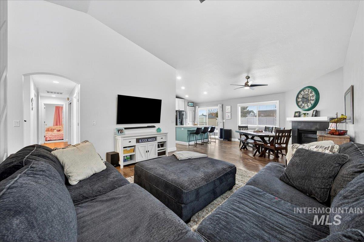 5330 W Los Flores St, Meridian, Idaho 83646-7111, 4 Bedrooms, 2 Bathrooms, Residential For Sale, Price $459,000, 98966736