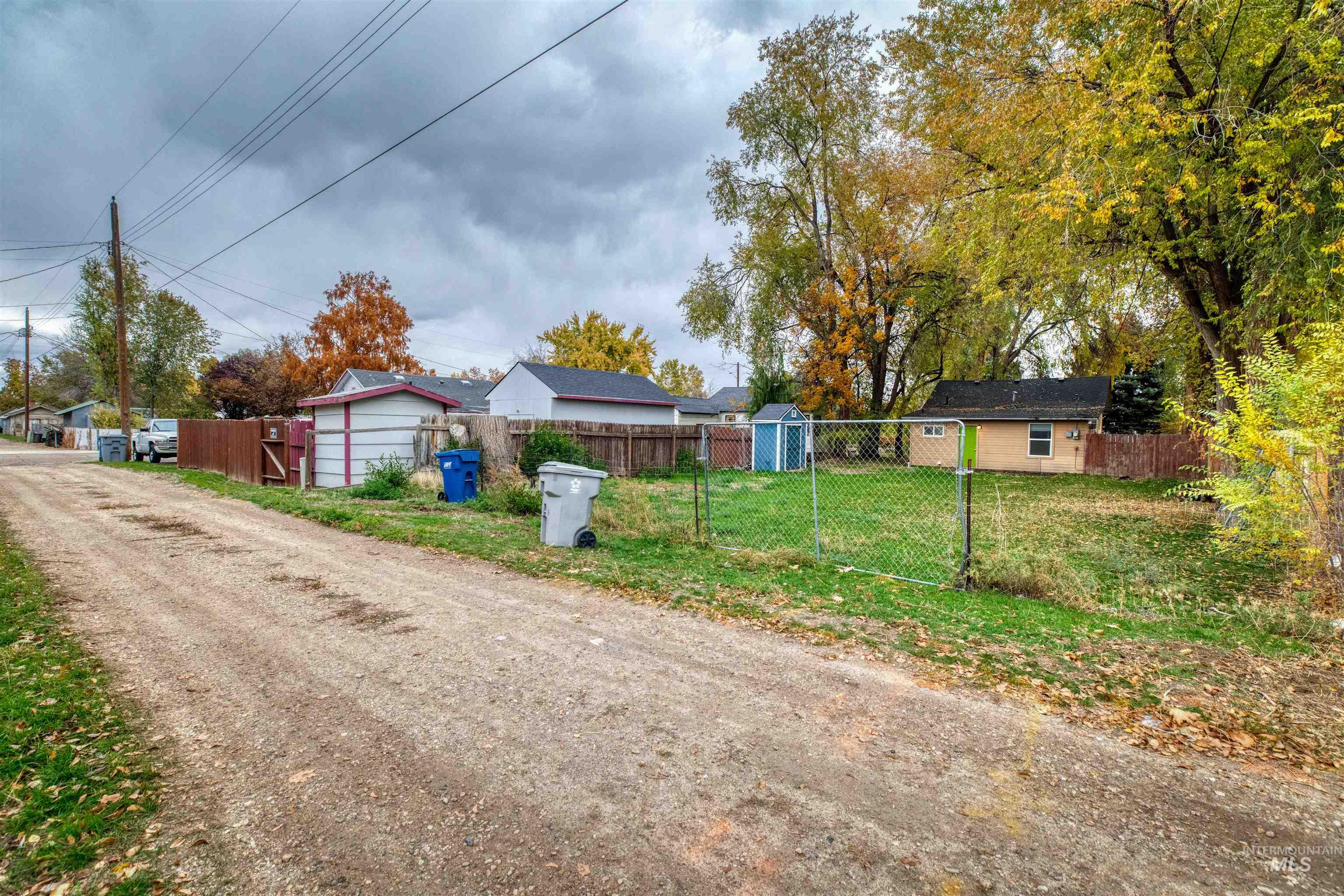 View of dirt / gravel road