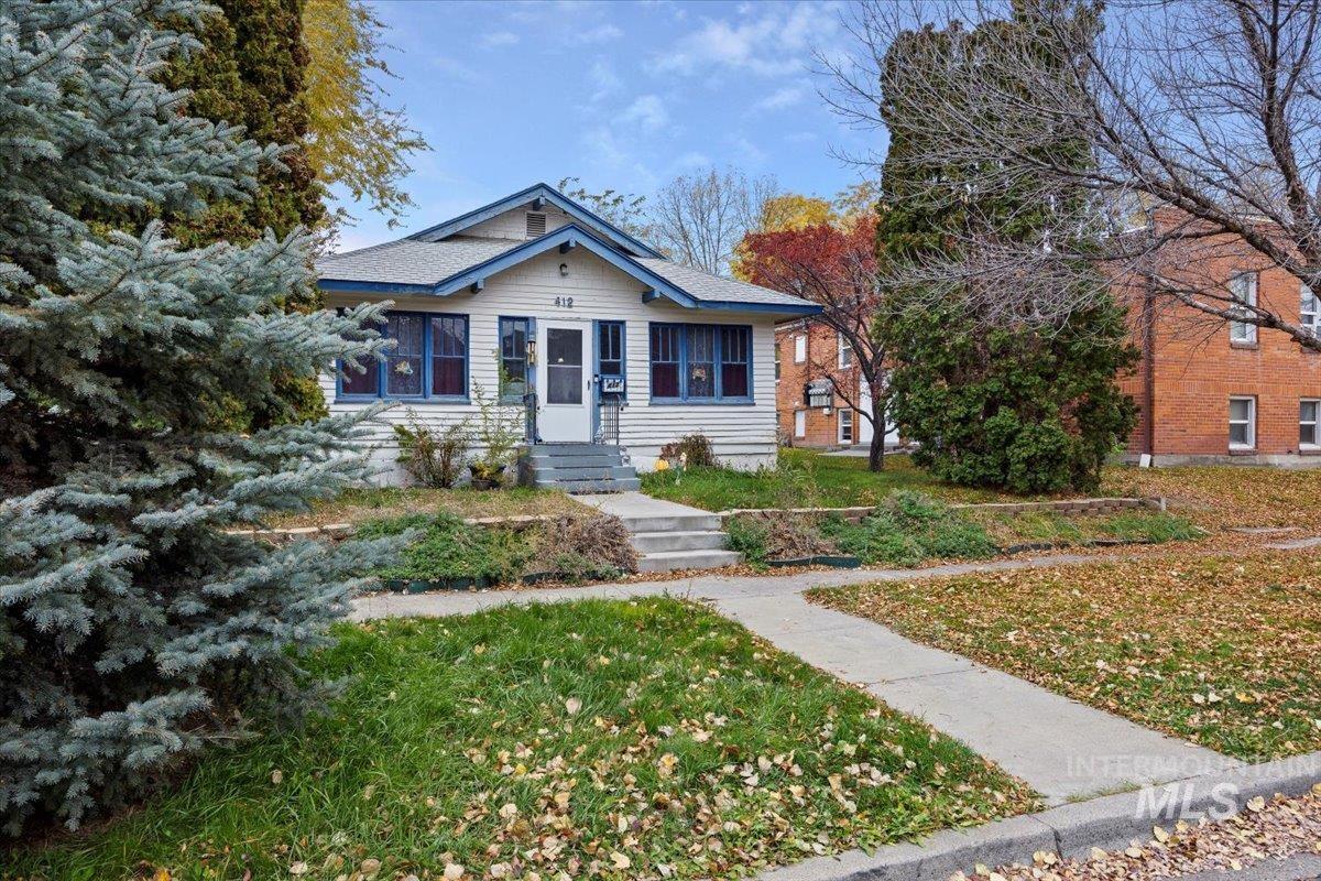 Bungalow with a front yard