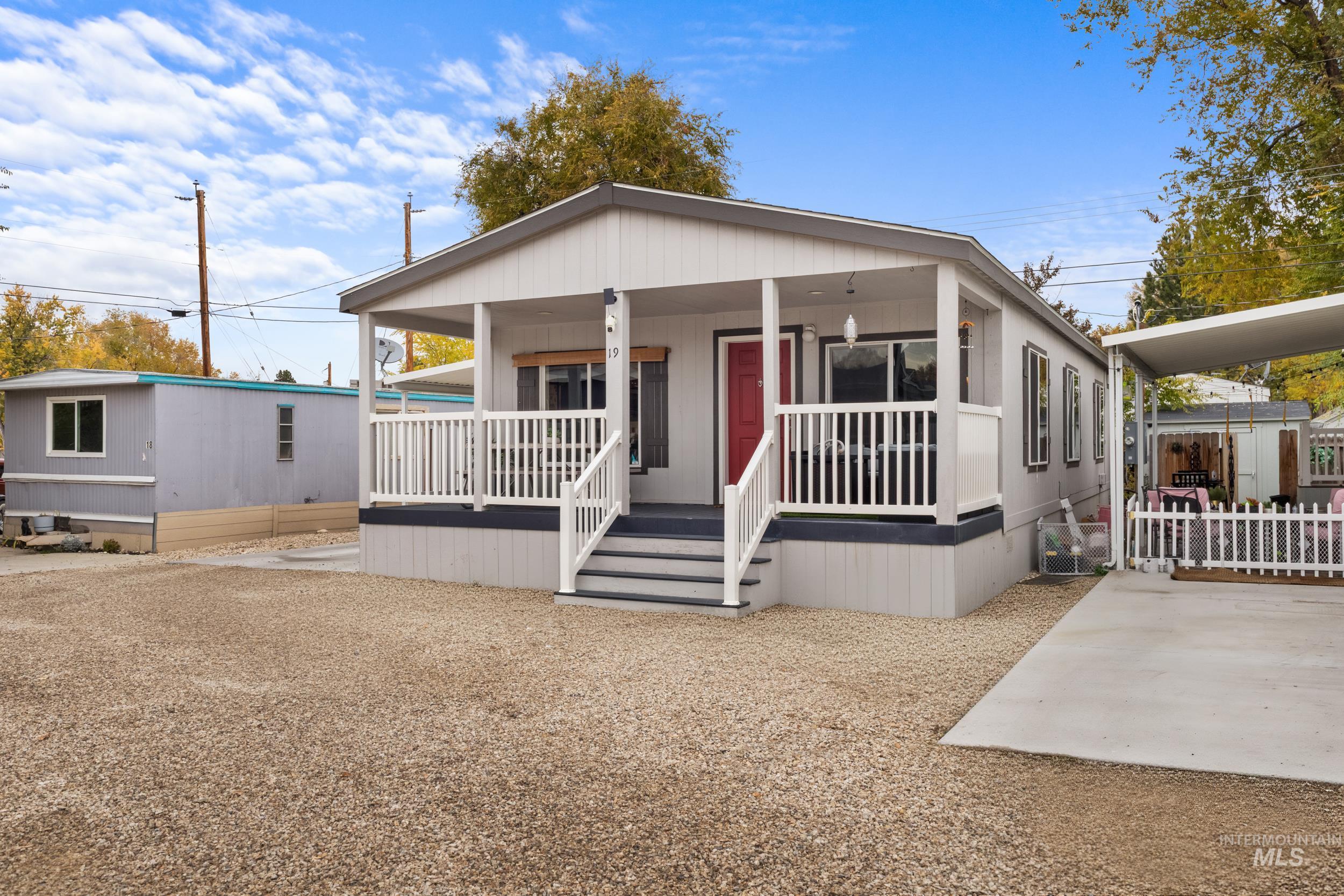 Manufactured / mobile home with covered porch