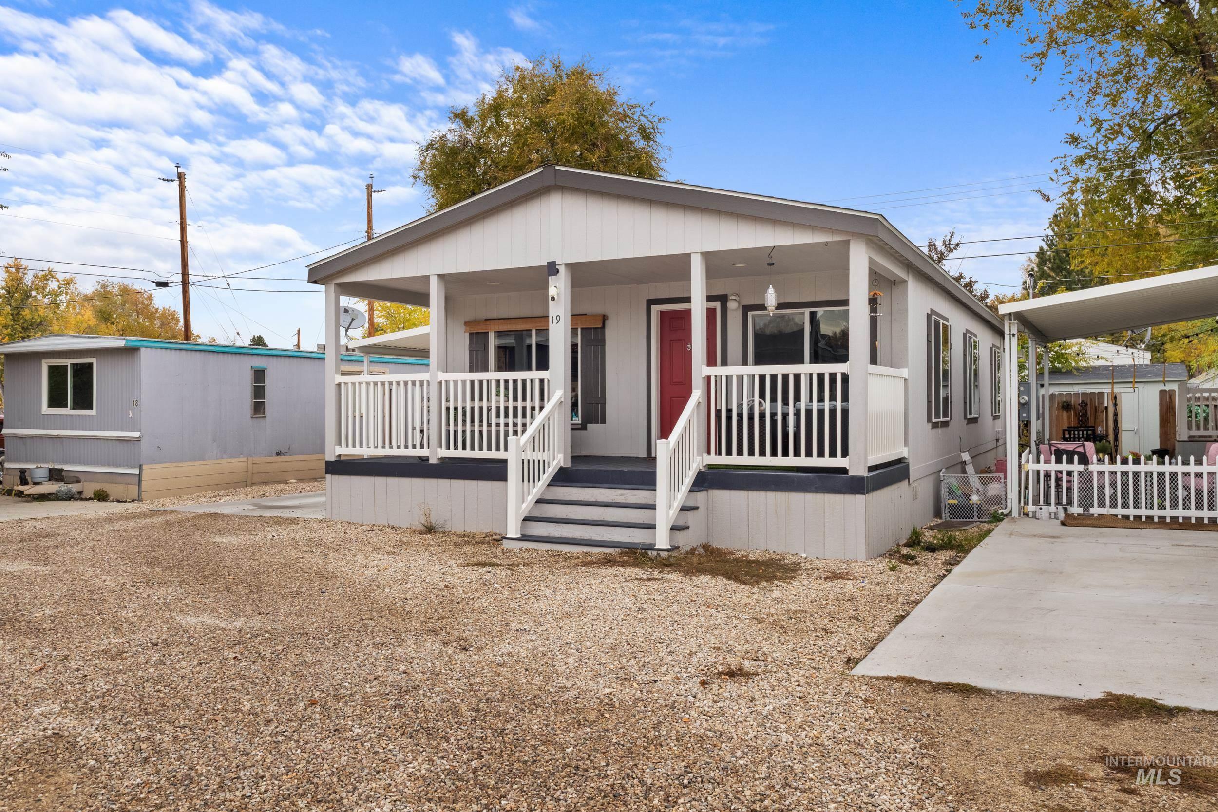 Manufactured / mobile home with covered porch