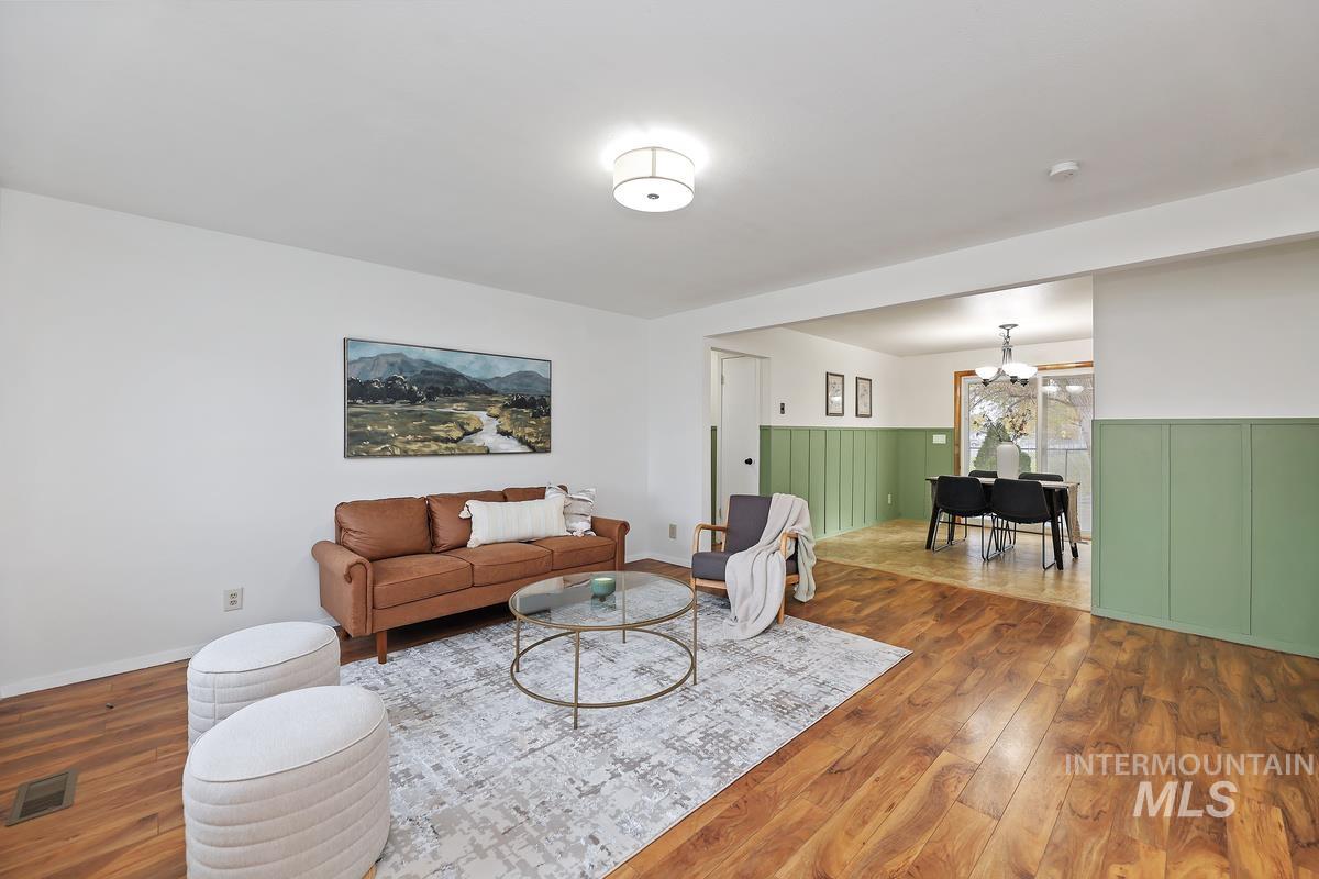 285 E 14th North, Mountain Home, Idaho 83647, 3 Bedrooms, 2 Bathrooms, Residential For Sale, Price $285,000, 98966905