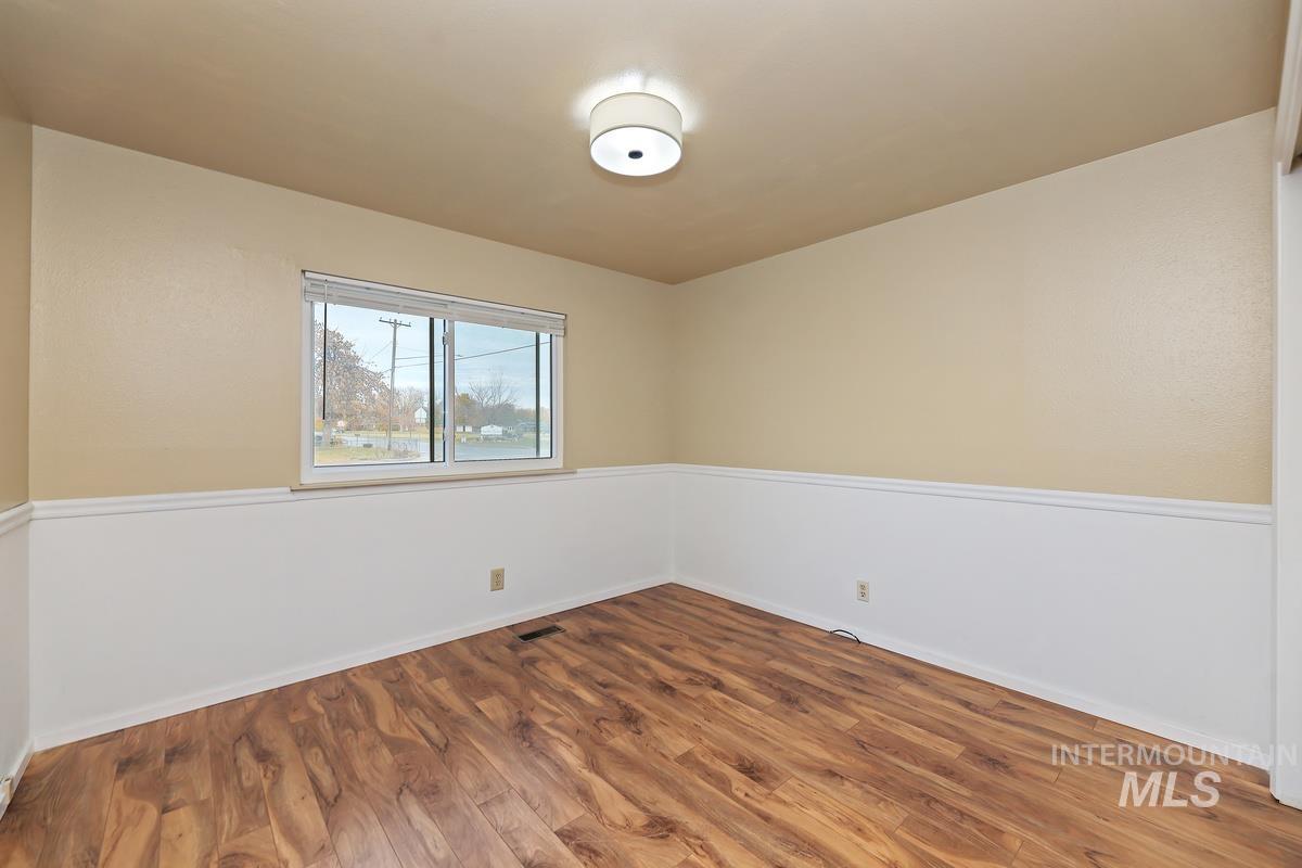 285 E 14th North, Mountain Home, Idaho 83647, 3 Bedrooms, 2 Bathrooms, Residential For Sale, Price $285,000, 98966905