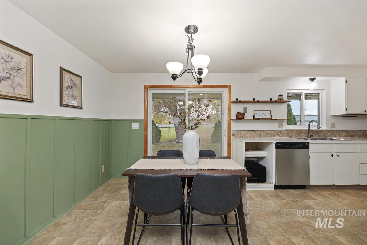 285 E 14th North, Mountain Home, Idaho 83647, 3 Bedrooms, 2 Bathrooms, Residential For Sale, Price $285,000, 98966905