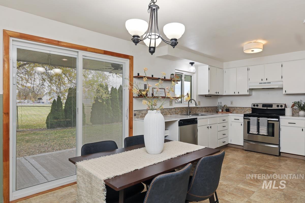 285 E 14th North, Mountain Home, Idaho 83647, 3 Bedrooms, 2 Bathrooms, Residential For Sale, Price $285,000, 98966905