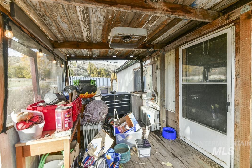 Sunroom / solarium featuring a wooden deck