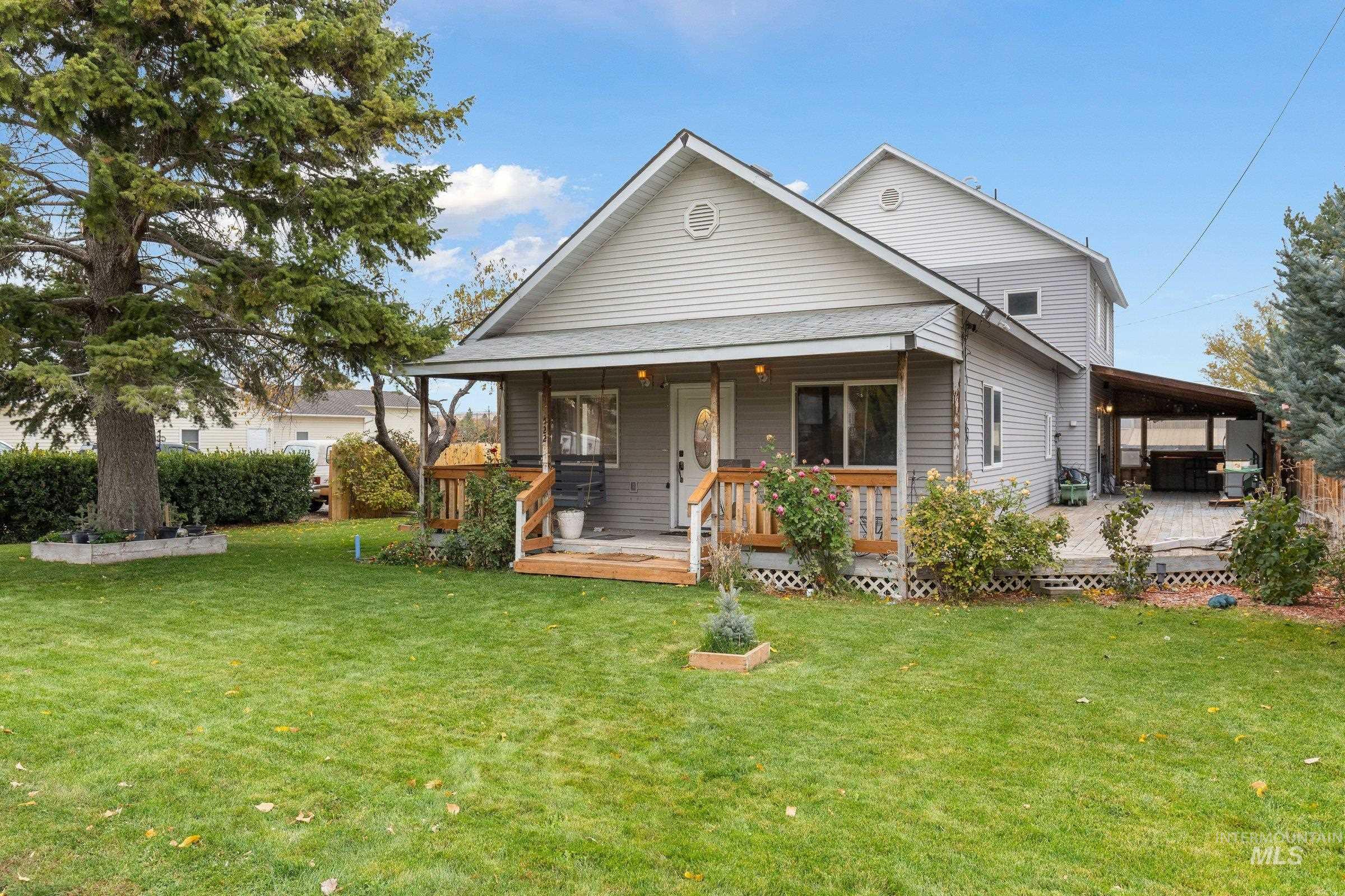 View of front facade with a front lawn