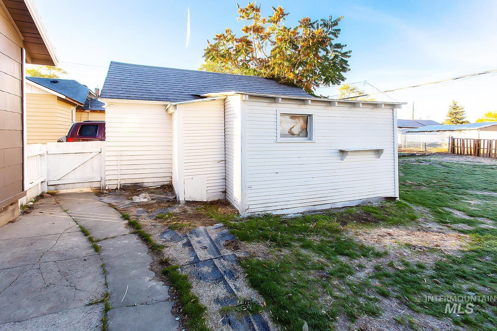 319 Jackson St, Twin Falls, Idaho 83301, 2 Bedrooms, 1 Bathroom, Residential Income For Sale, Price $229,000, 98966981