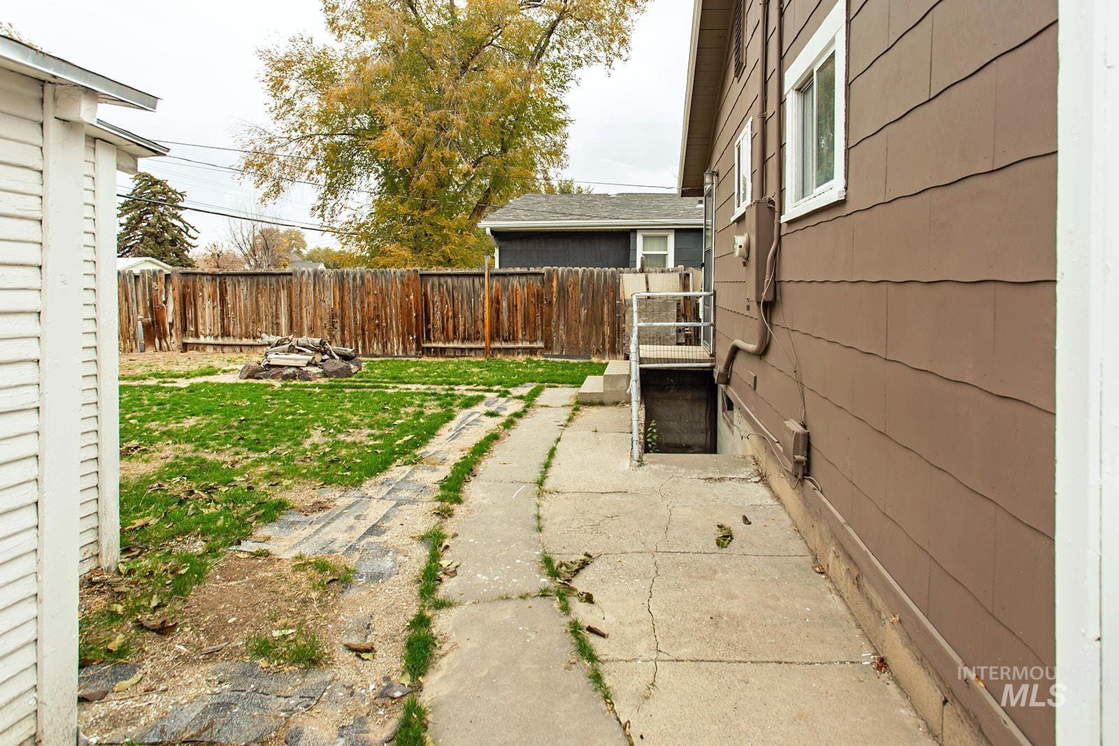 319 Jackson St, Twin Falls, Idaho 83301, 2 Bedrooms, 1 Bathroom, Residential Income For Sale, Price $229,000, 98966981