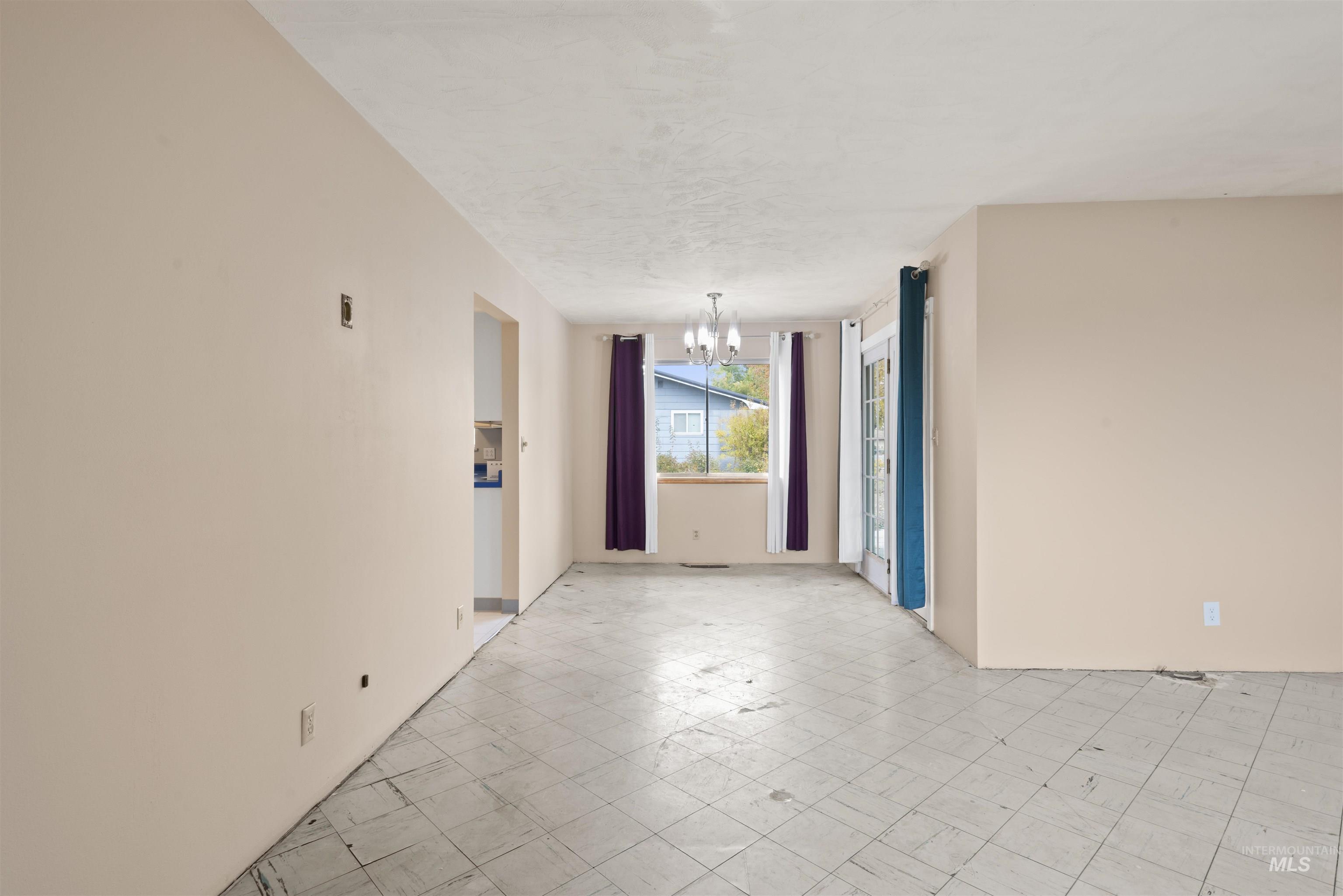 Spare room featuring a chandelier