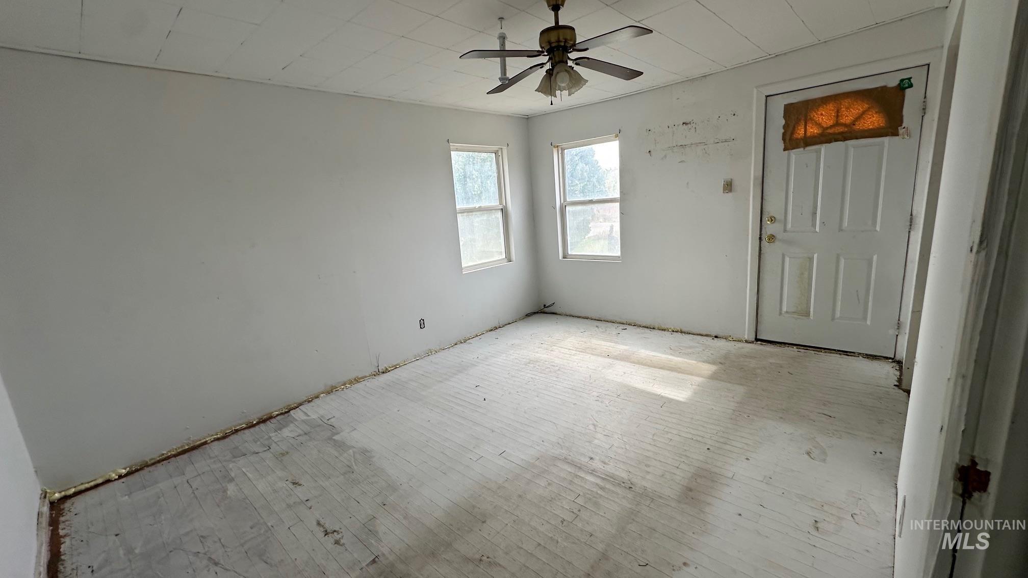 Unfurnished room with ceiling fan