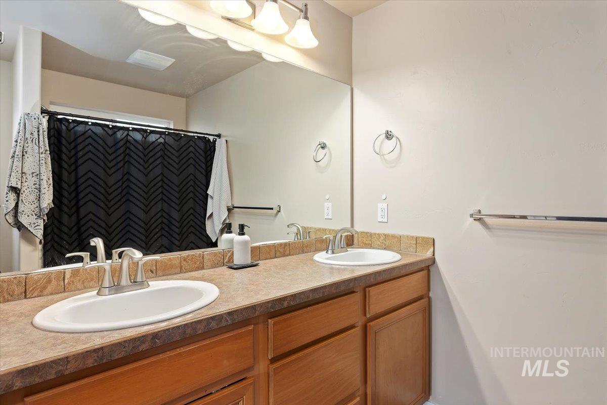 524 Meadowlark Way, Twin Falls, Idaho 83301-6820, 4 Bedrooms, 2 Bathrooms, Residential For Sale, Price $434,900, 98967047