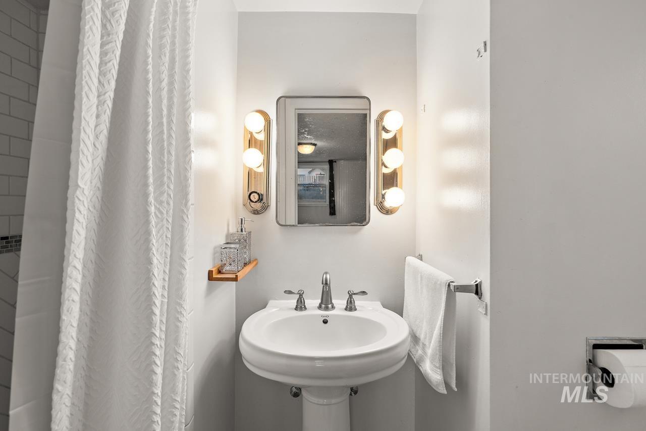 92 N Yale St, Nampa, Idaho 83651, 4 Bedrooms, 2 Bathrooms, Residential For Sale, Price $454,900, 98967053