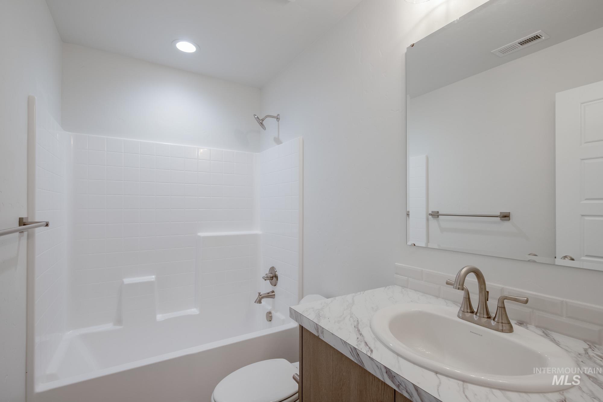 Bathroom with washtub / shower combination and vanity